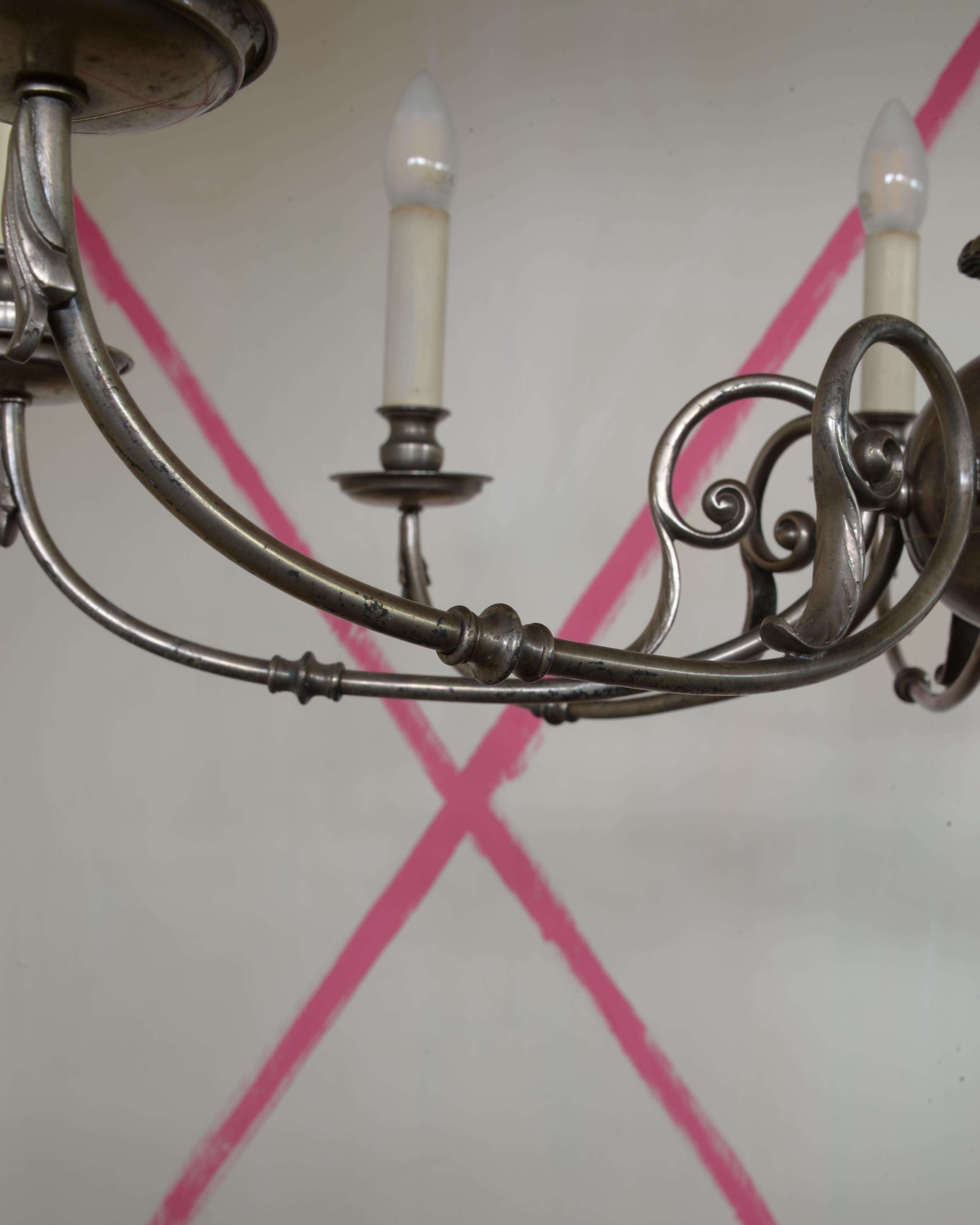 A Berlin Deko Eight Light Chandelier Made of a Silver Toned Alloy In condizioni buone in vendita a Petershagen, DE