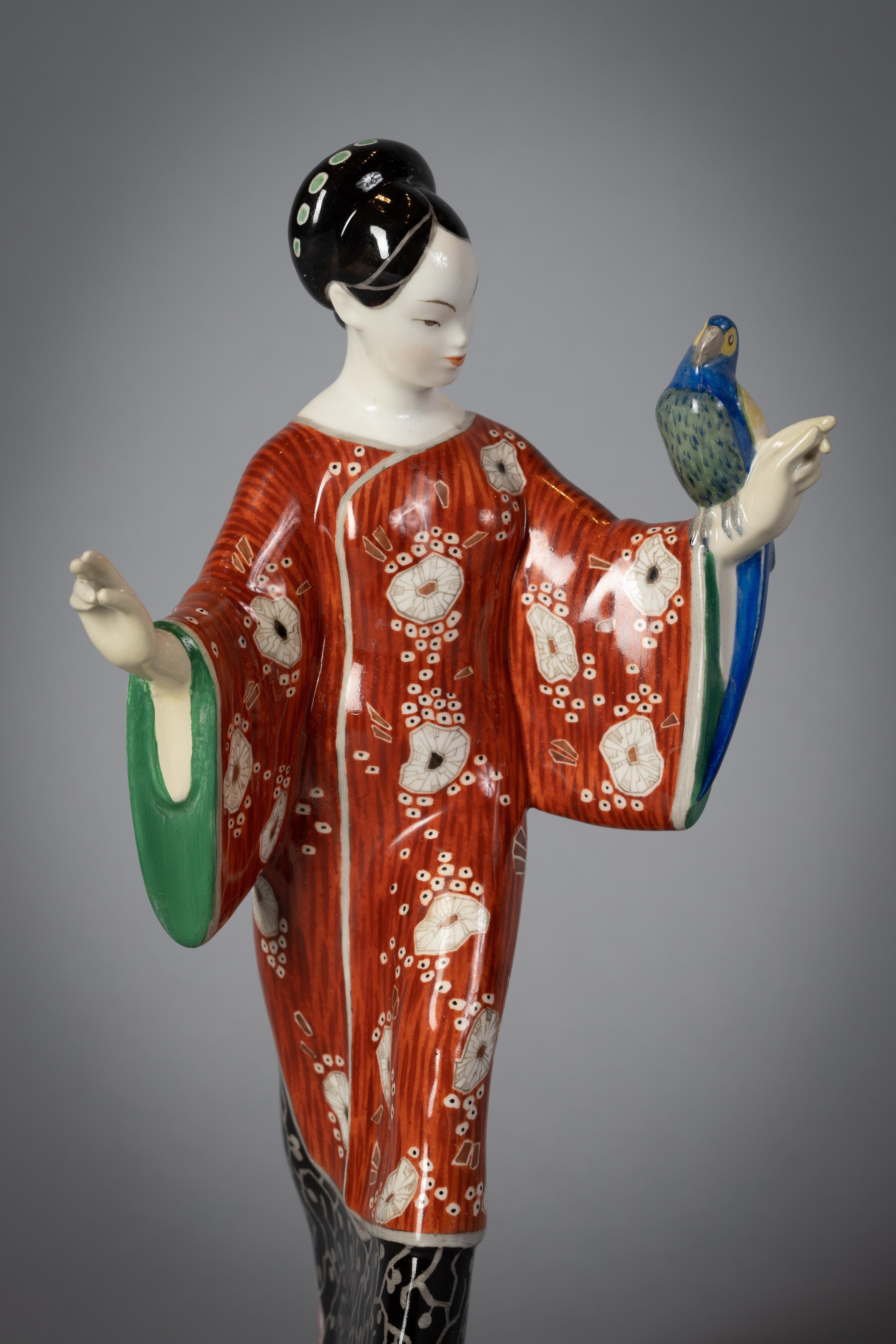 Tedesco Modello in porcellana KPM Porcelain di Berlino di una donna giapponese con pappagallo, 1910 circa in vendita