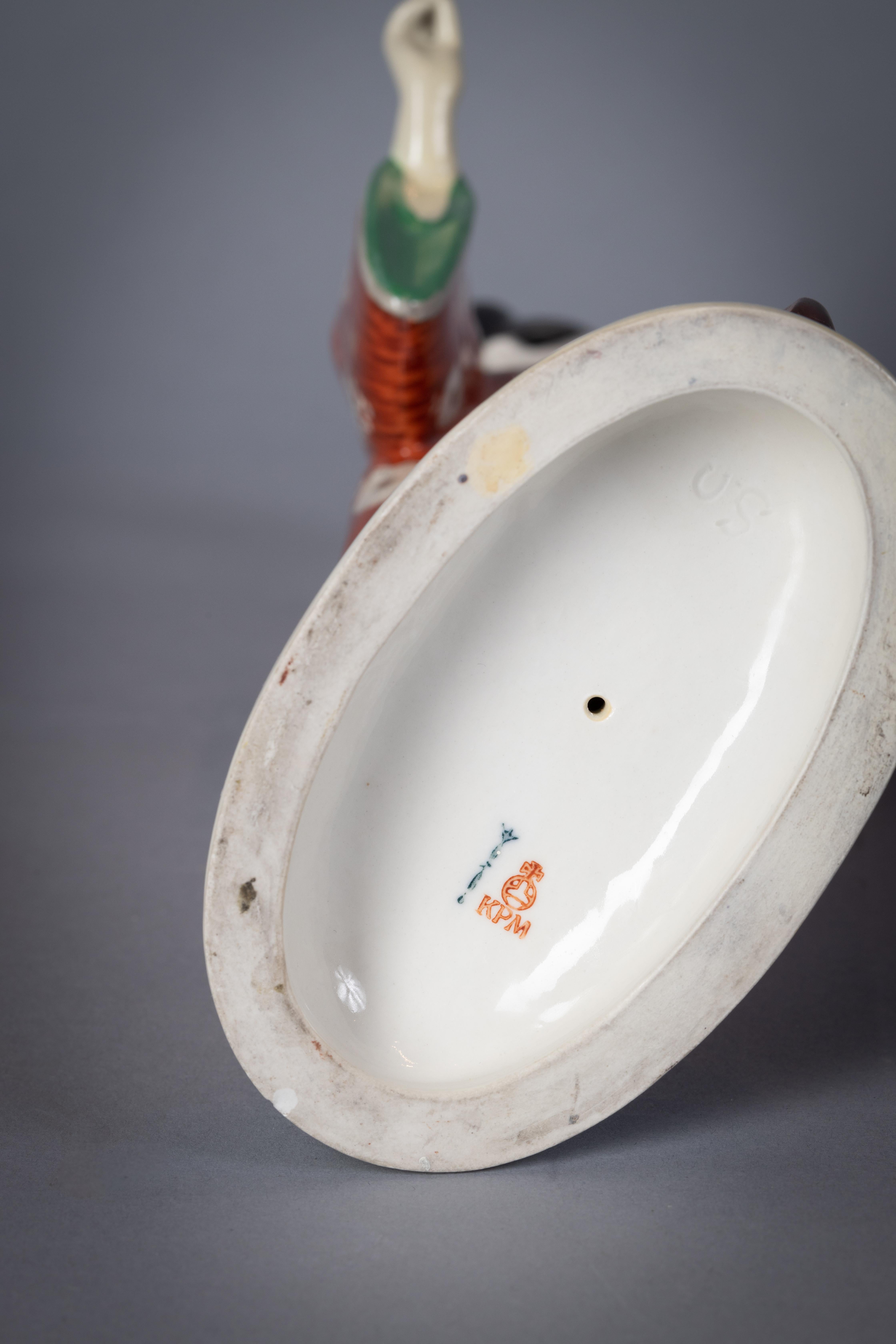 Inizio XX secolo Modello in porcellana KPM Porcelain di Berlino di una donna giapponese con pappagallo, 1910 circa in vendita