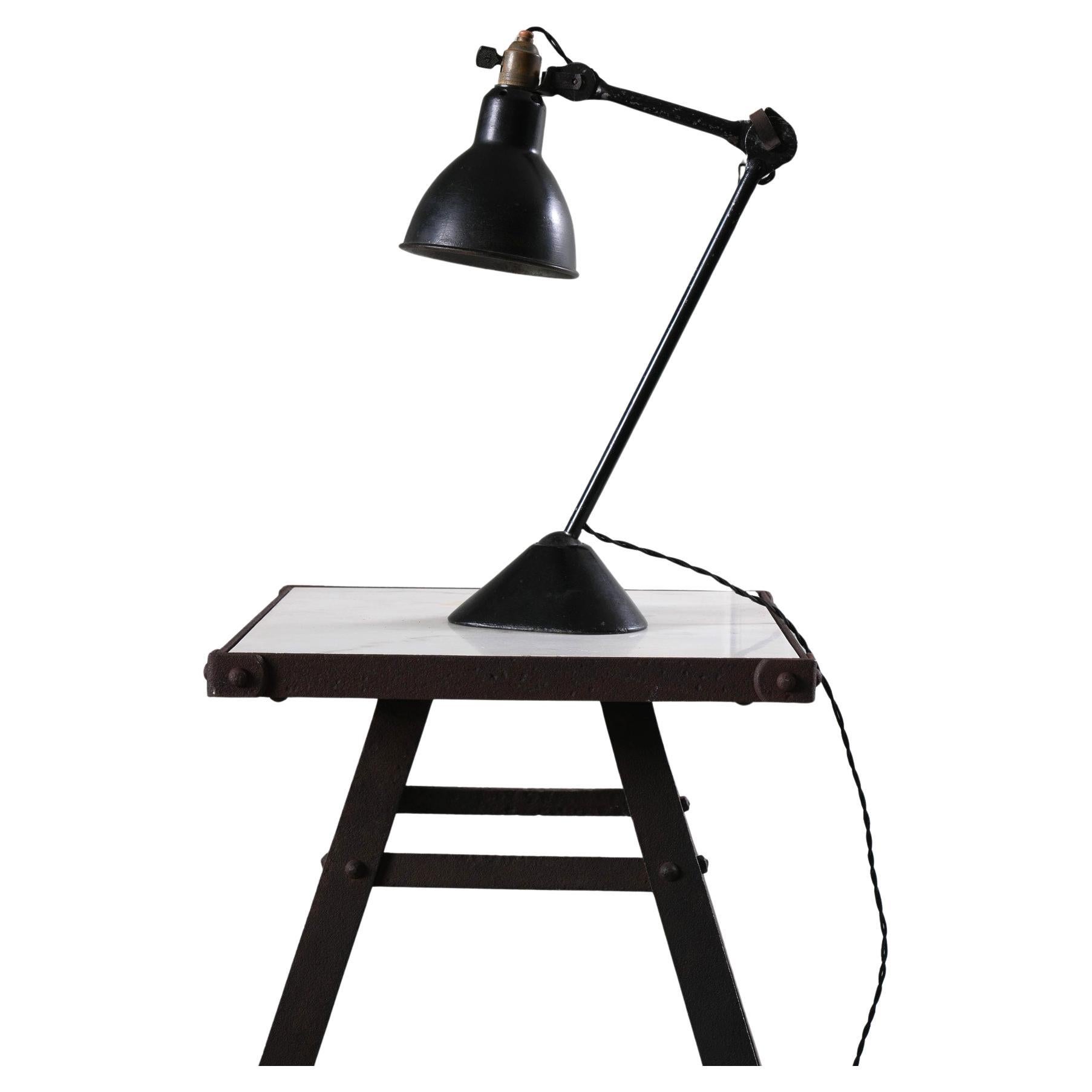 Una lampada da tavolo articolata originale di Grass in condizioni eccezionalmente originali, molto difficile da trovare con il paralume in acciaio e la superficie verniciata originale di fabbrica intatti.
