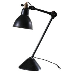 Una lampada da tavolo Bernard-Albin Gras 205