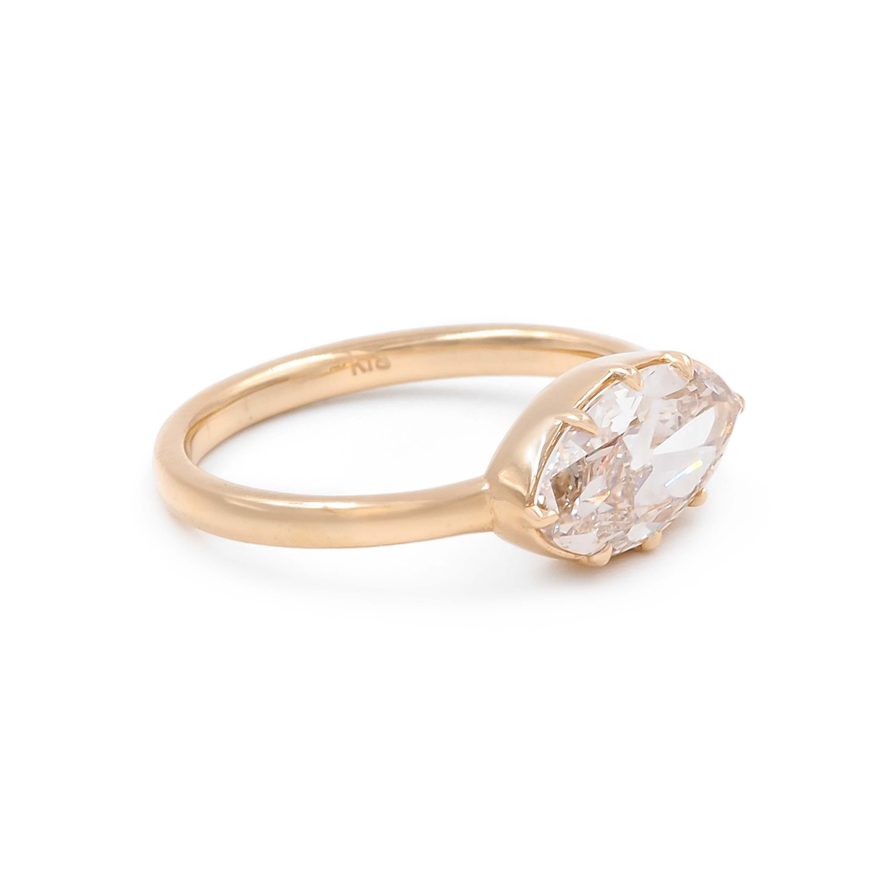 Eine maßgeschneiderte 1,64 kt. Vintage Marquise Cut Diamond Verlobungsring von Bespoke by Platt Collection, bestehend aus 18k Gelbgold. Die 1,64 Ct. Vintage Marquise Cut Diamant ist GIA zertifiziert L Farbe (Faint Brown) & SI1 Klarheit. Der Diamant