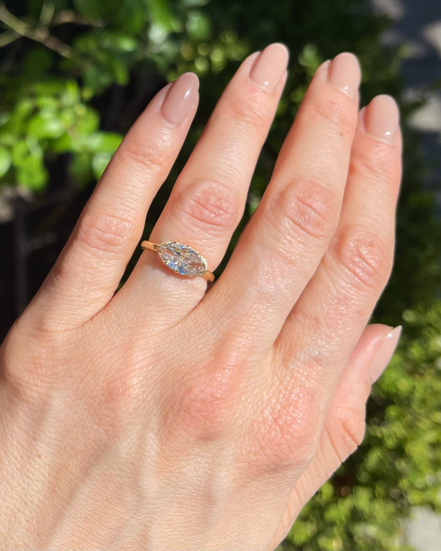 Eine maßgeschneiderte 1,64 kt. GIA Vintage Marquise Cut Diamond East-West Verlobungsring im Angebot 1