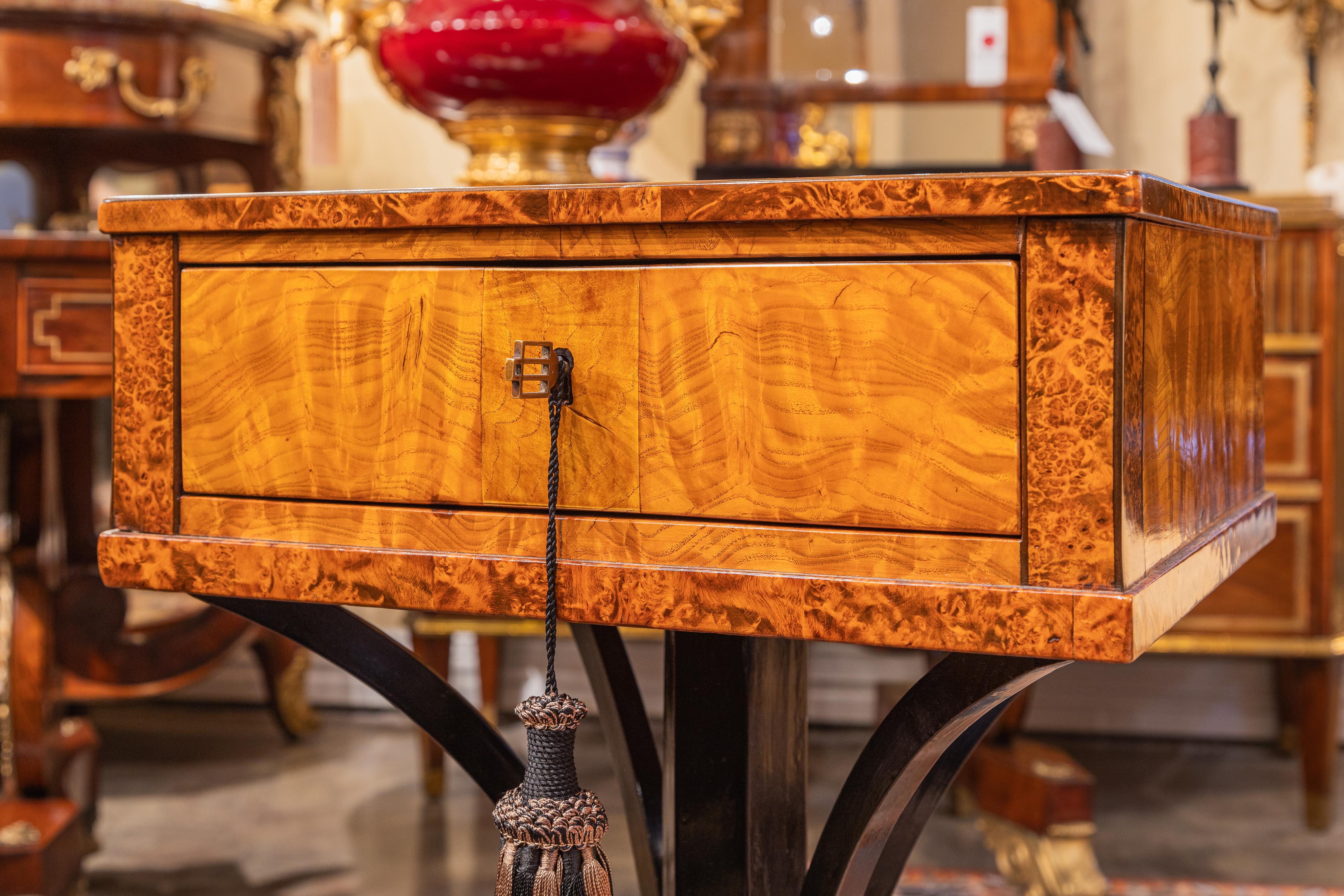 Biedermeier Un bellissimo Bieder in betulla ed ebano satinato in vendita
