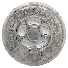 Plato de Pascua bañado en plata de Bezalel, Jerusalén, hacia 1920 Judaica