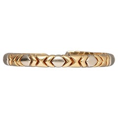 Un braccialetto in oro 18k bicolore
