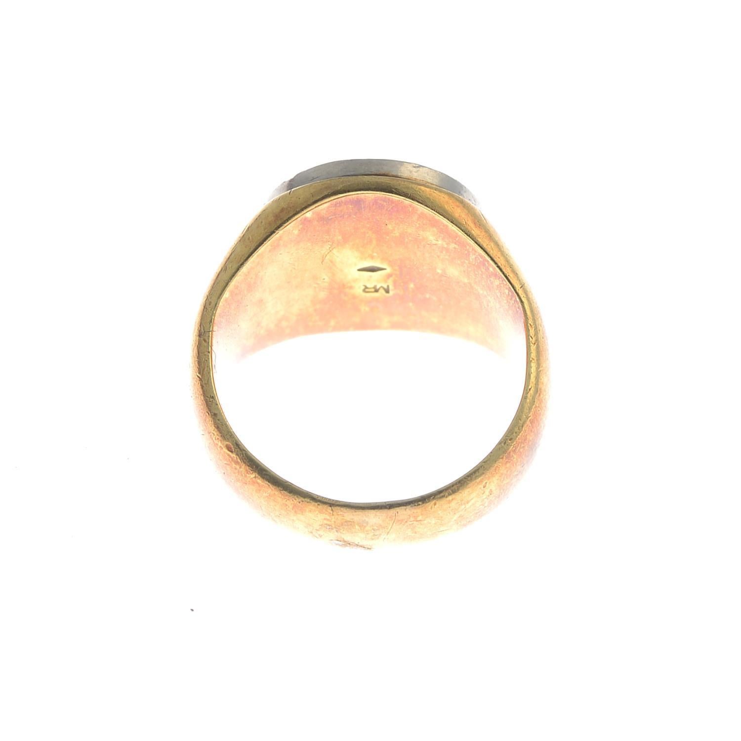 A signet ring, with family crest. Ring size 6 1/4. Weight : 10.1gms.