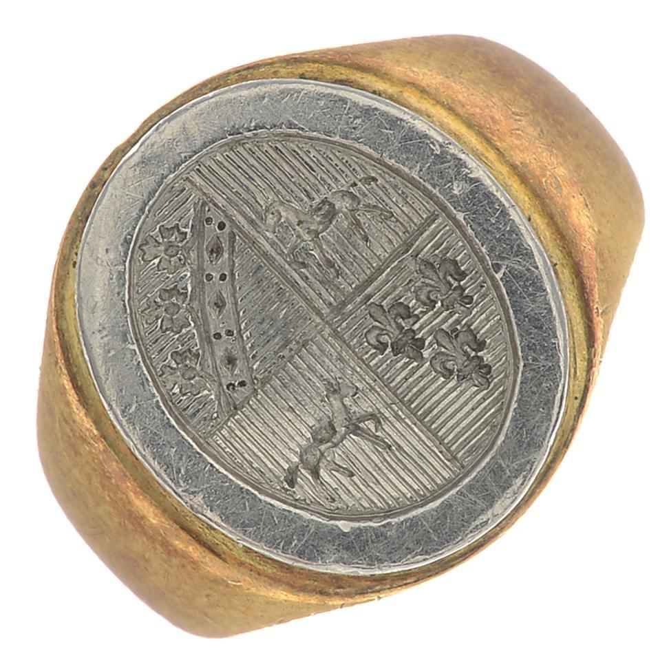 Bi-Colour Signet Ring In Excellent Condition In Firenze, IT