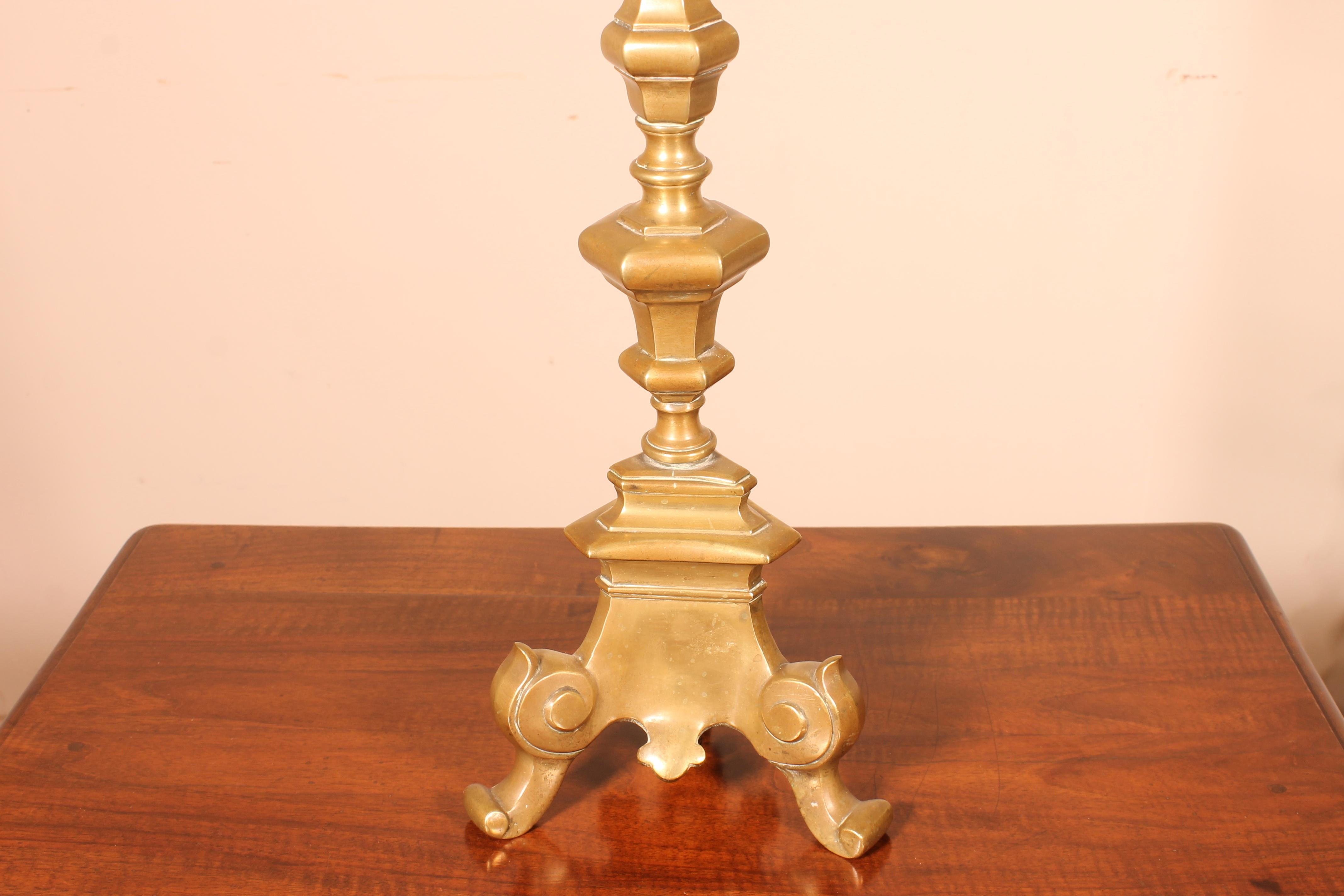 Elegant bronze candlestick of the 17th century
Beautiful look and of magnificient quality
elegant bronze cast pieces with a height of 70cm
Italy
Note: slightly curved on the top

Delivery in Belgium, France and internationally.

   