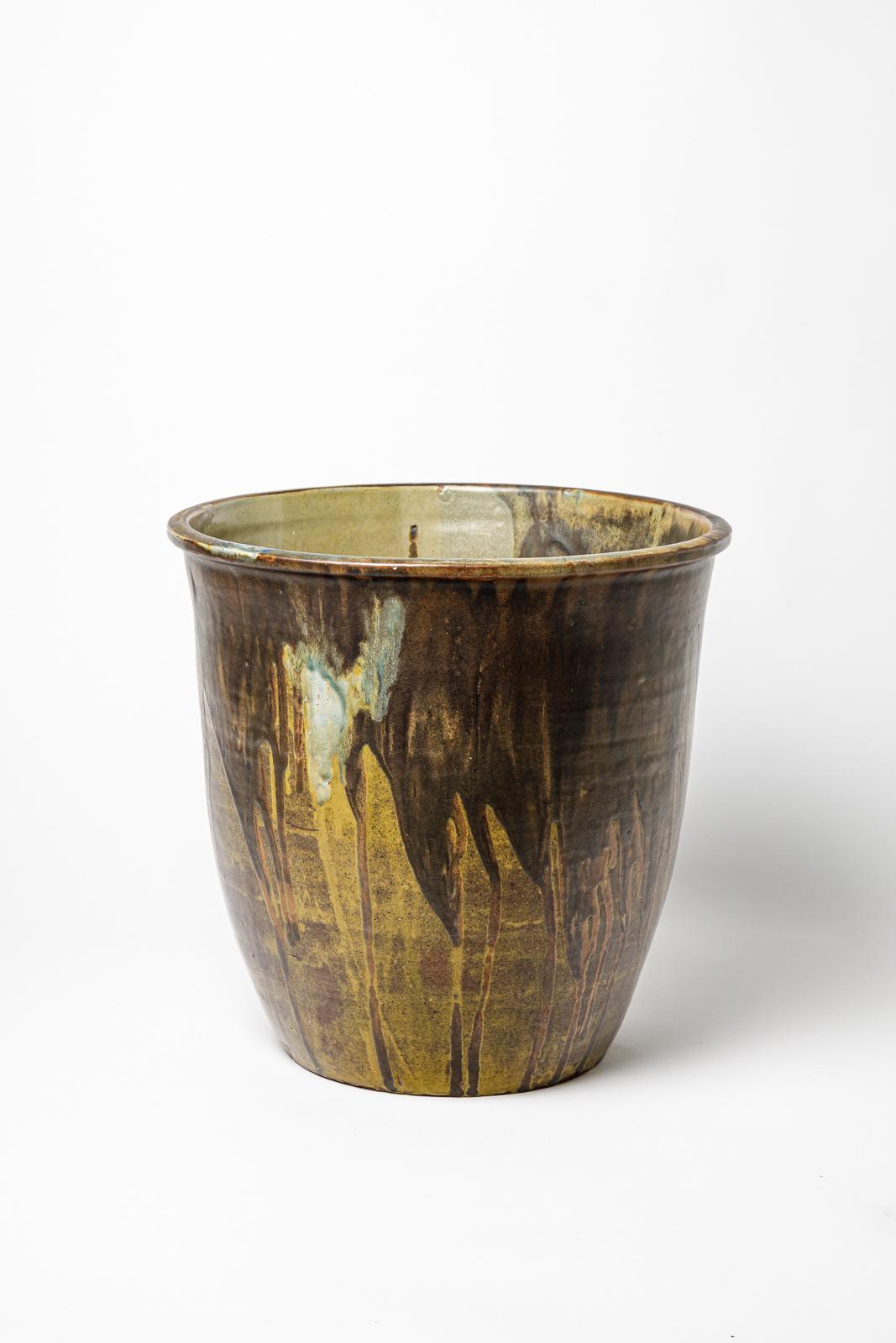 Un grand cache-pot en céramique de Léon Pointu ( 1879-1942)
avec des décorations en glaçure.
Pièce unique.
Signé sous la base.
Vers 1920-1930.

Dimensions : 37 X 37,5 cm / 14.5' x 14.7'.


