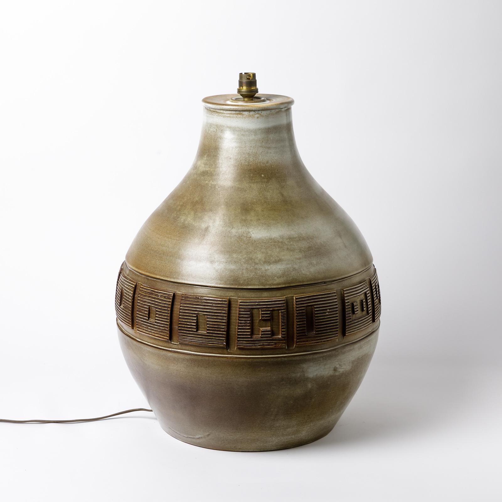 Eine große Keramiklampe von Huguette Bessone.
Perfekter Originalzustand.
Verkauft mit einer neuen europäischen elektrischen Anlage.
Unter dem Sockel signiert 