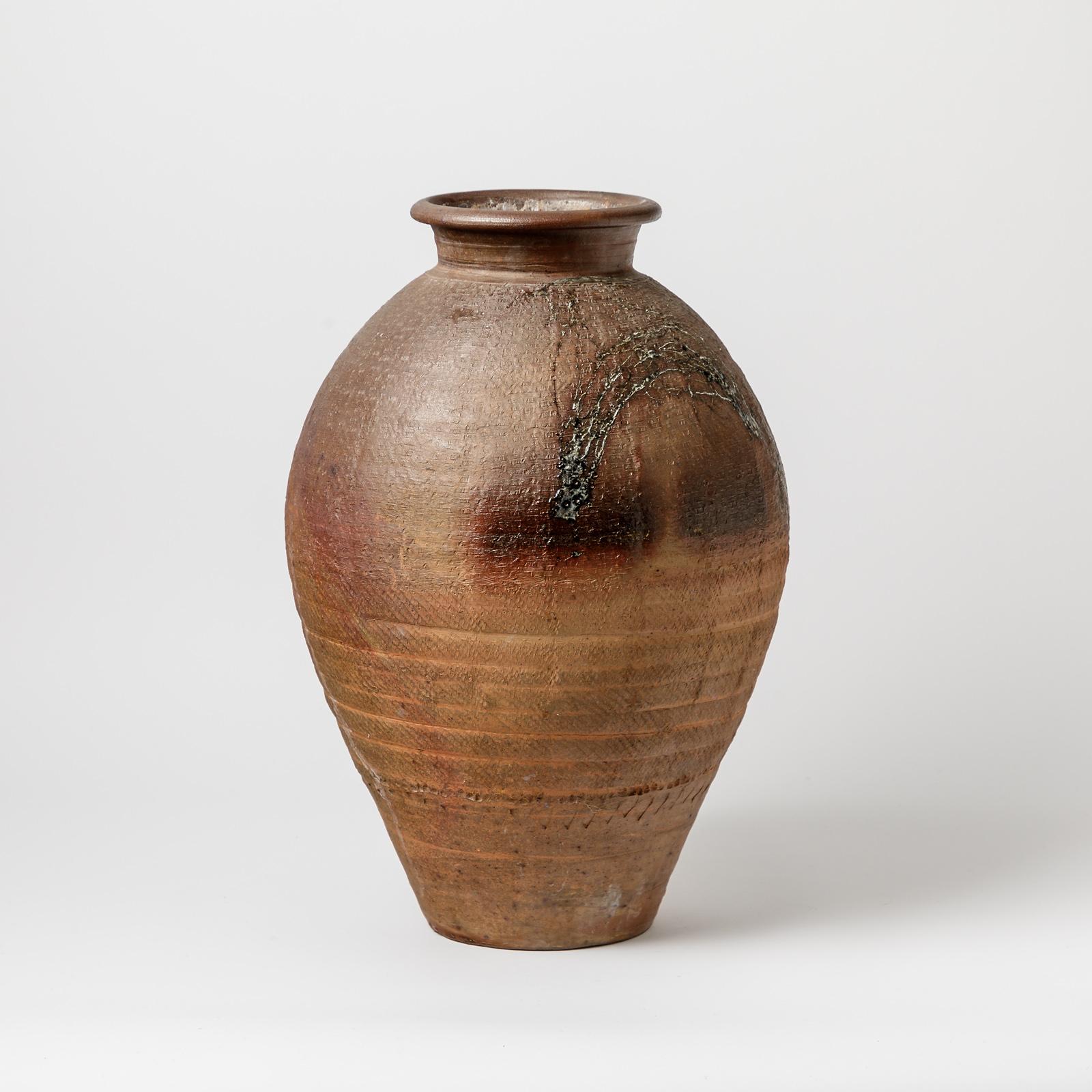 Un grand vase en céramique de Steens Kepp à La Borne.
Conditions d'origine parfaites.
Signé sous la base,
circa 1970-1980.
Pièce unique.
