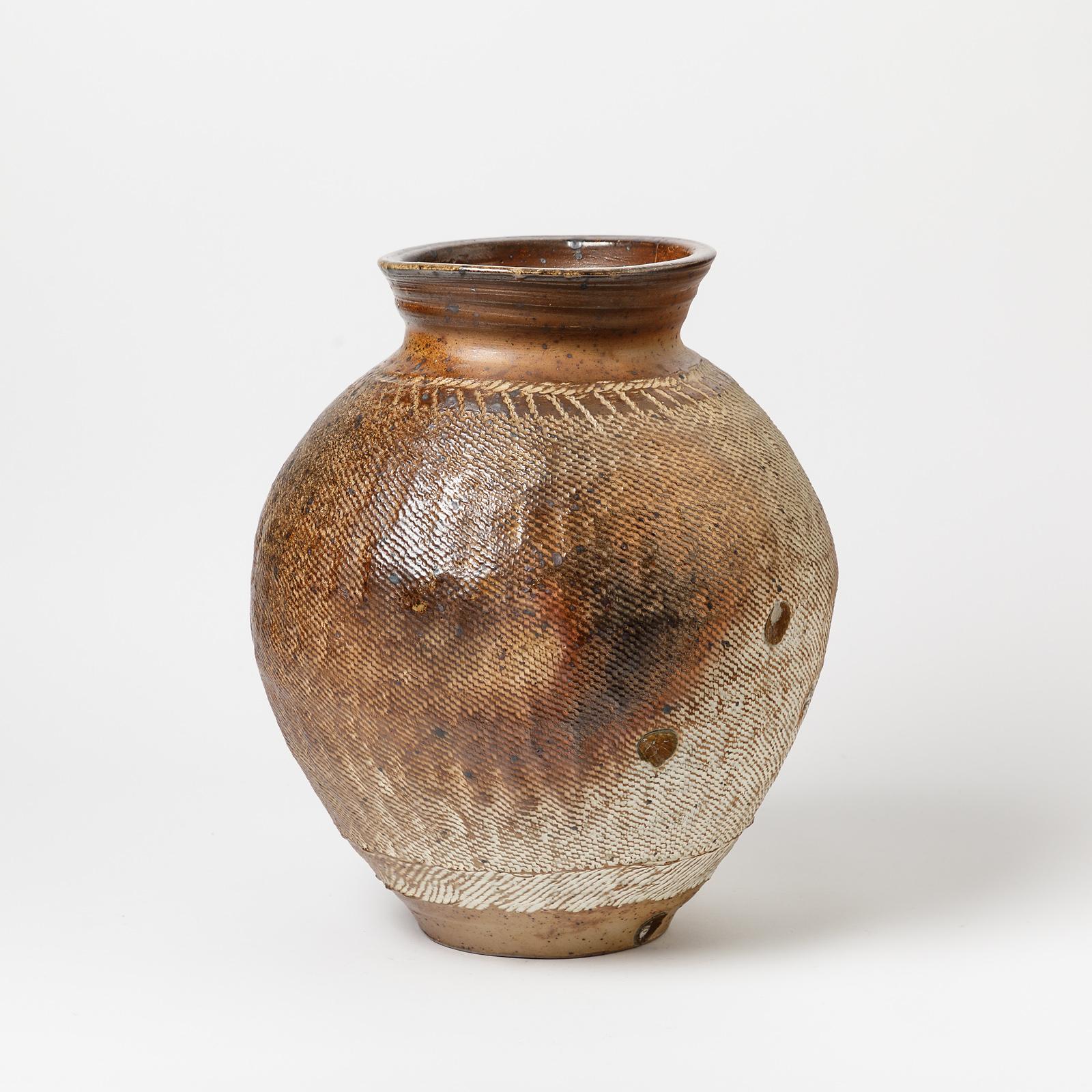 Un grand vase en céramique de Steens Kepp à La Borne.
Cuisson au bois.
Pièce unique.
Signé sous la base.
Conditions d'origine parfaites.
 