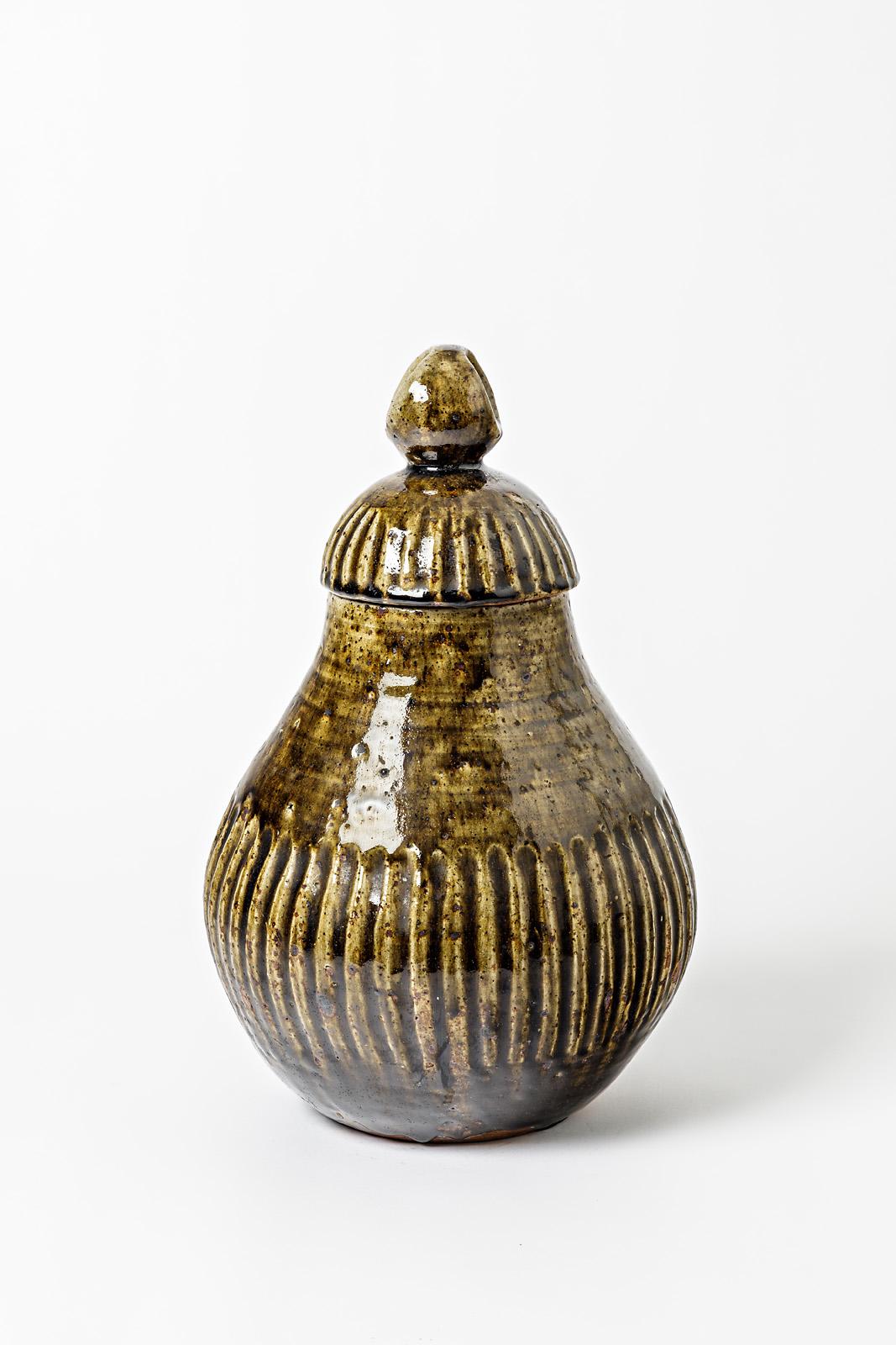 Une jarre couverte en céramique de Jean et Jacqueline Lerat à La Borne.
Conditions d'origine parfaites.
Signé sous le socle 