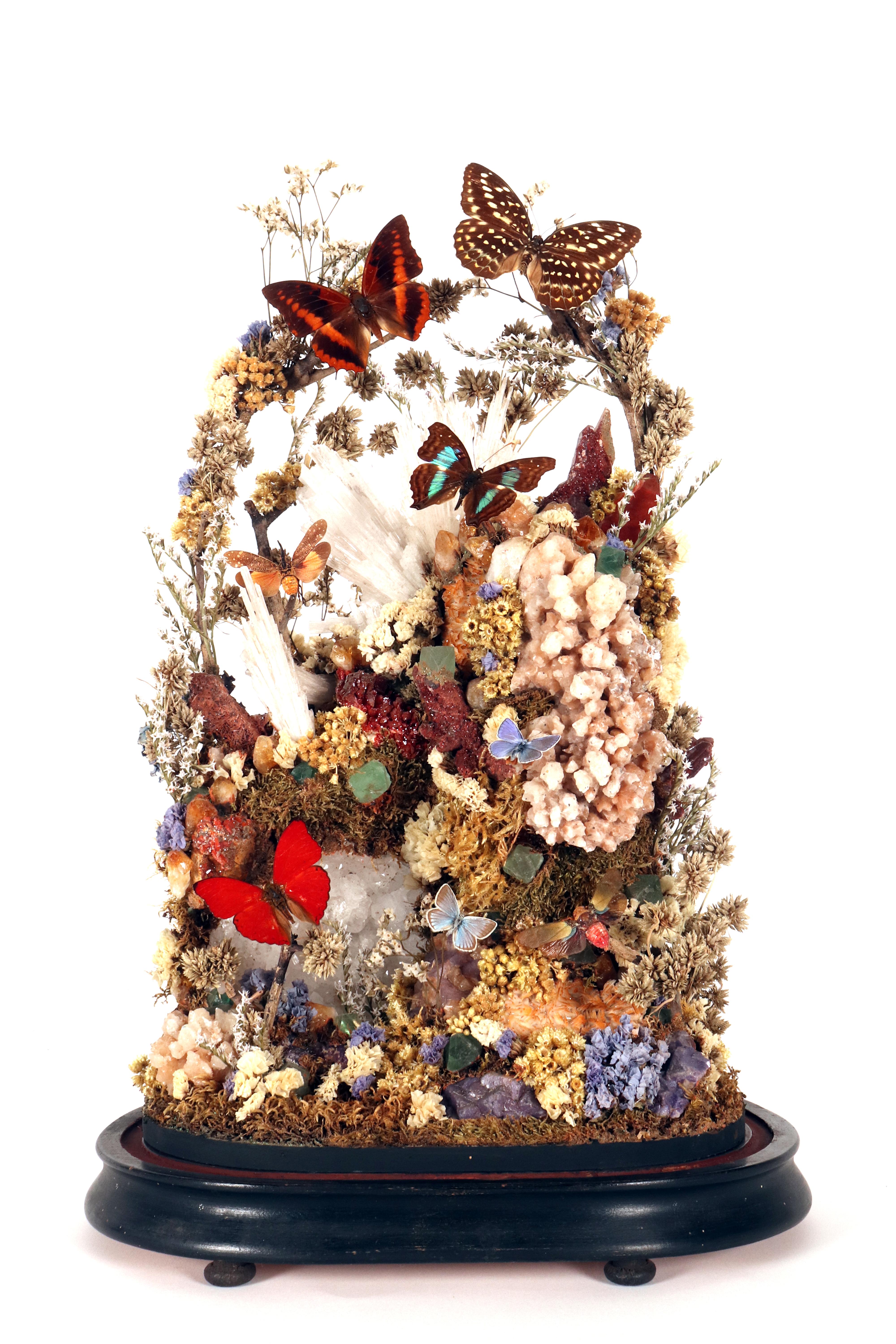 Un gran diorama con cristales, mariposas y flores, Italia 1870. Italiano en venta