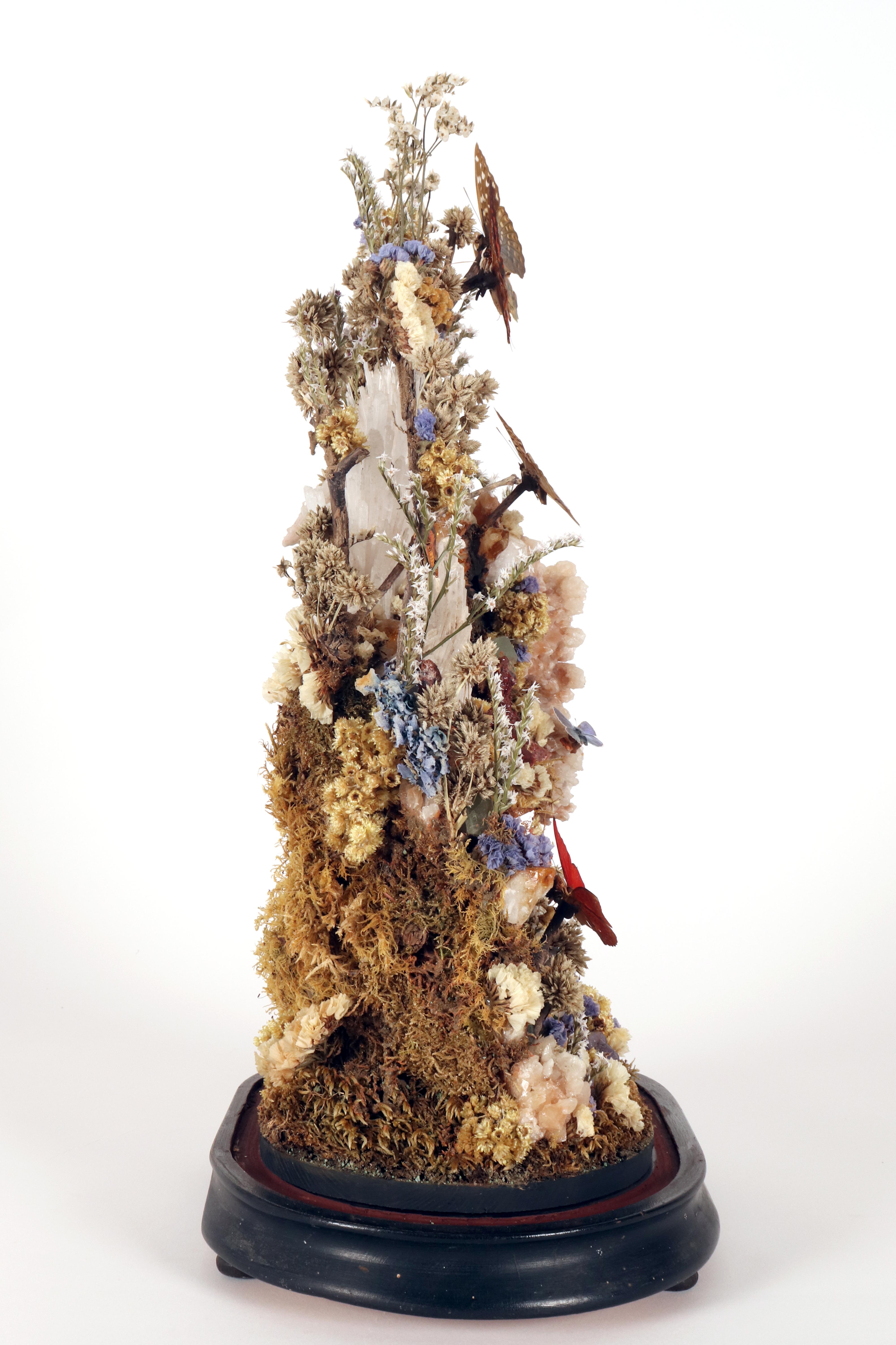 Un gran diorama con cristales, mariposas y flores, Italia 1870. en Bueno estado para la venta en Milan, IT