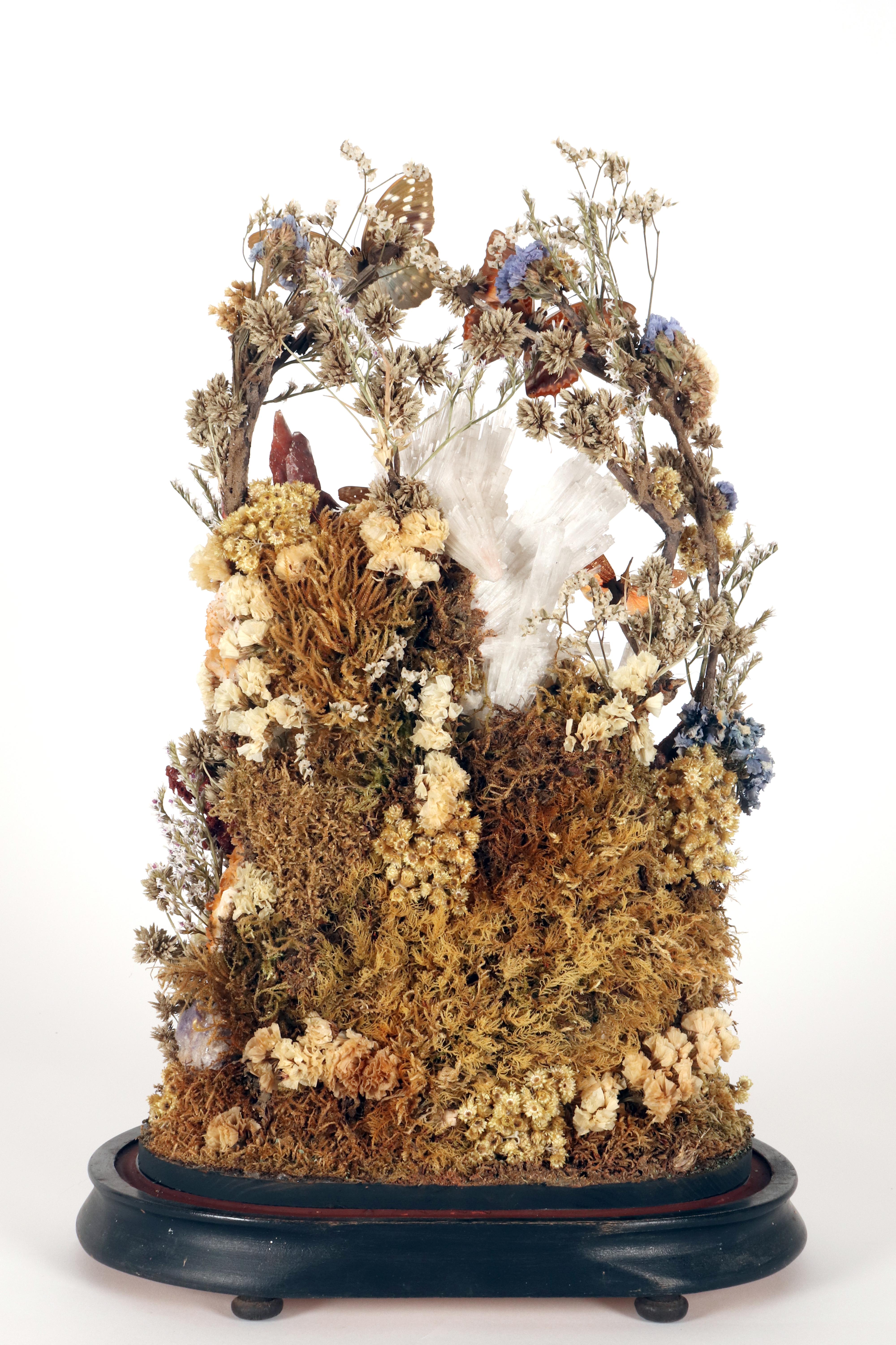 Un gran diorama con cristales, mariposas y flores, Italia 1870. siglo XIX en venta