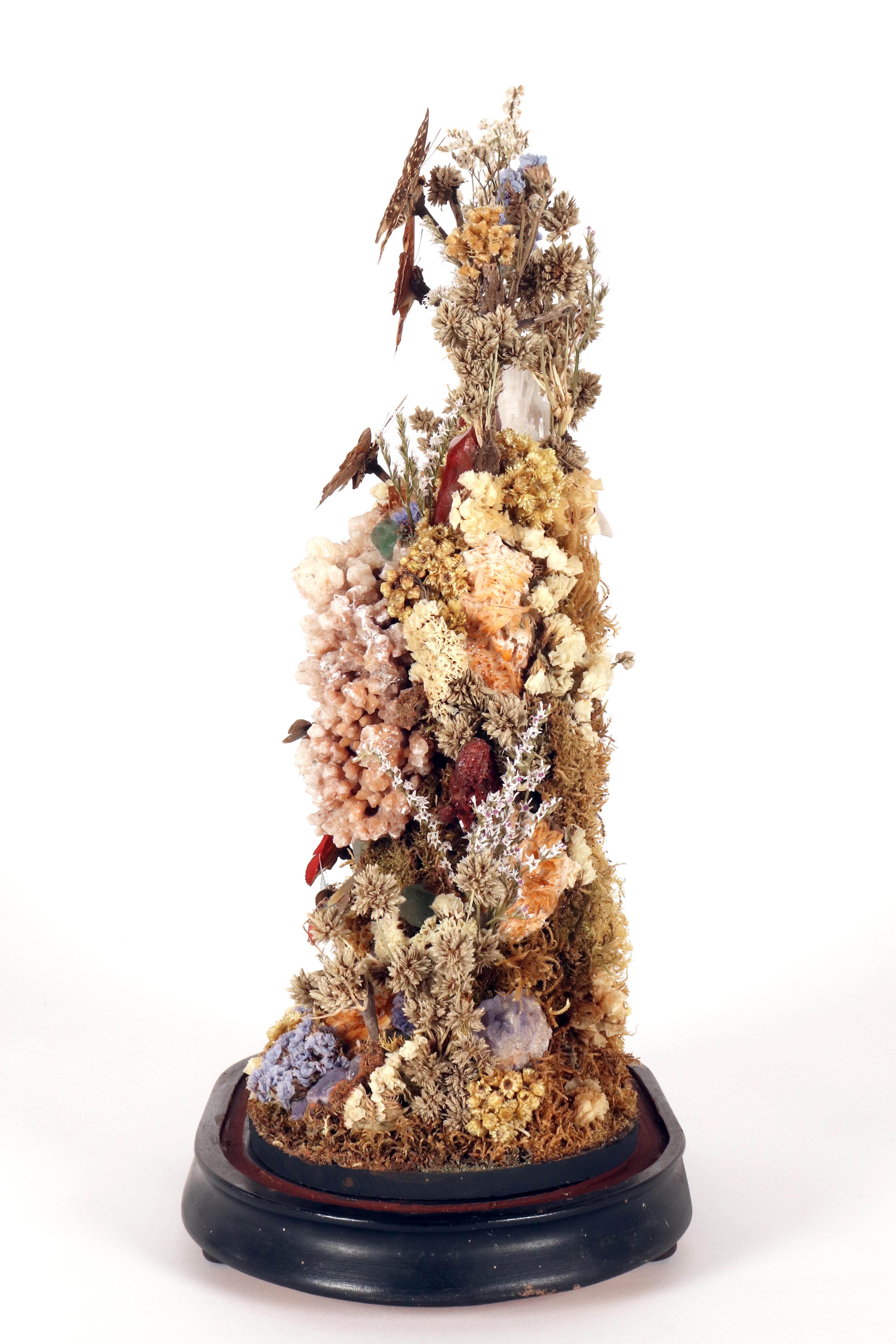 Un gran diorama con cristales, mariposas y flores, Italia 1870. Cristal en venta