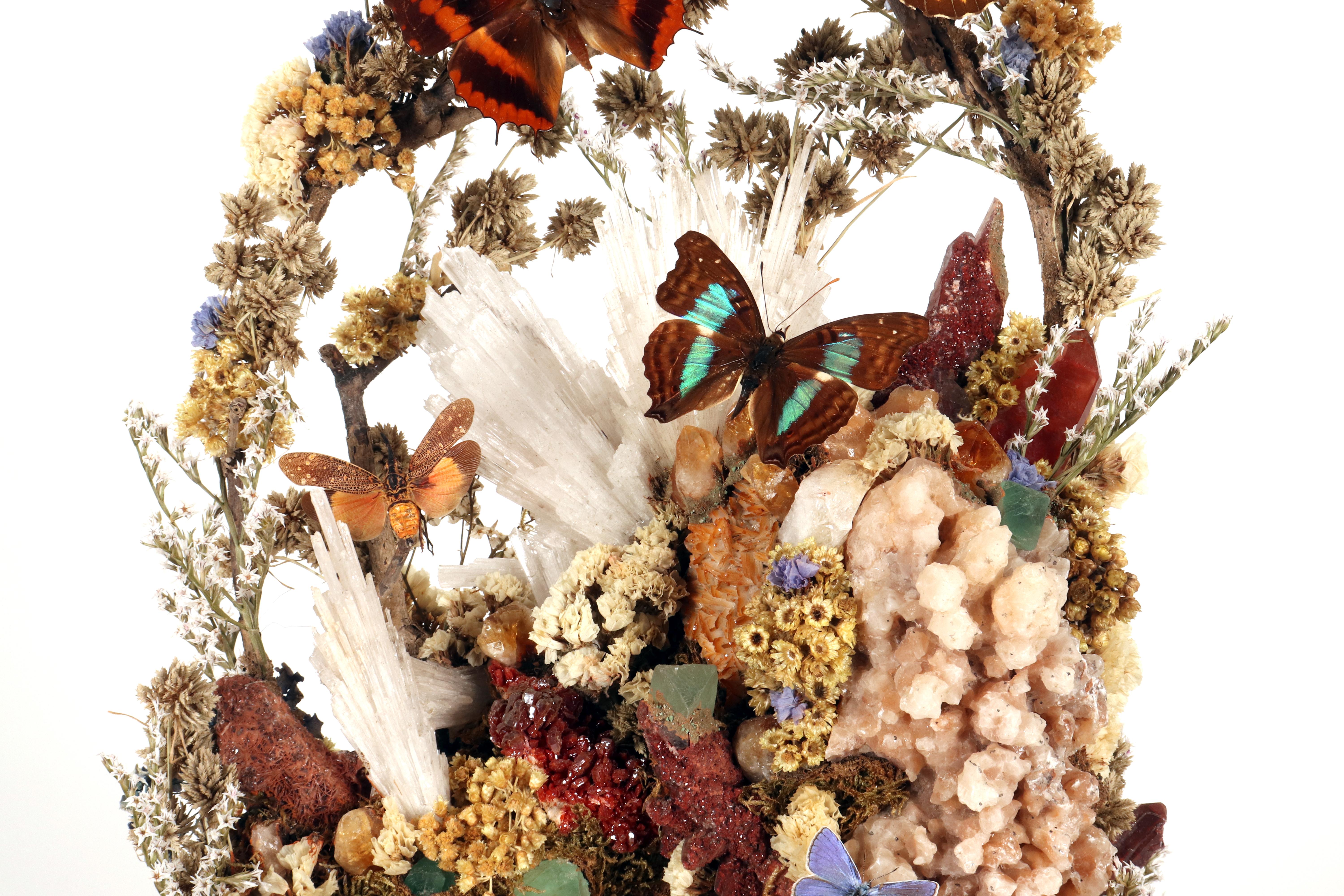 Un gran diorama con cristales, mariposas y flores, Italia 1870. en venta 2