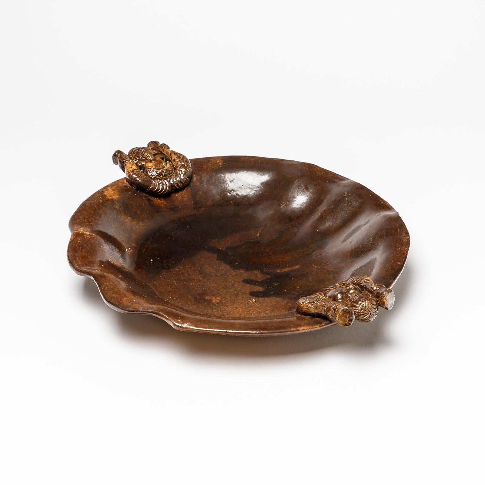 Un grand plat dans le style de Guidette Carbonell avec une décoration en glaçure brune.
Parfait état d'origine,
vers 1940-1950.
Pièce unique.