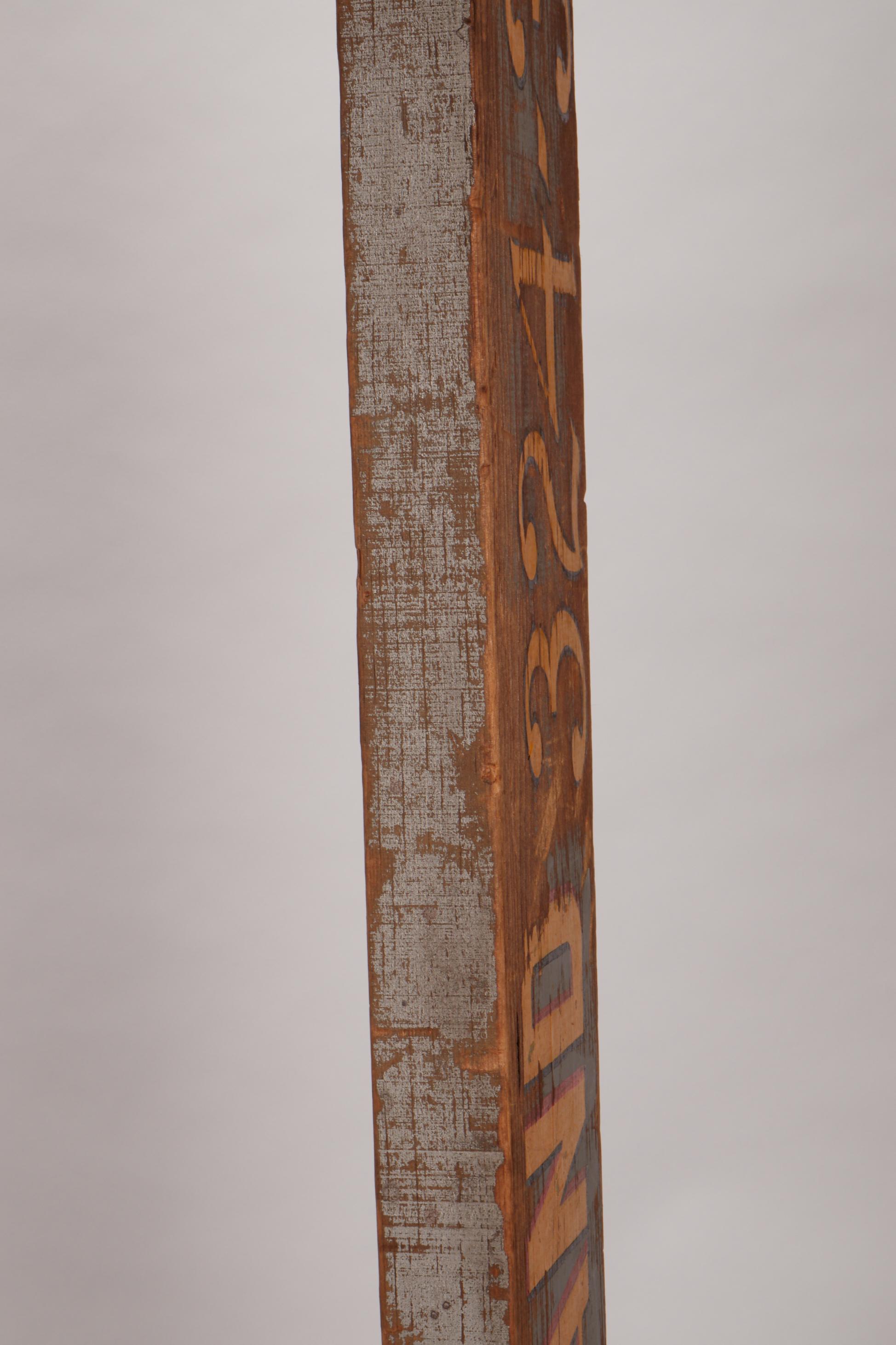 Große hölzerne Wrench, ein Handelsschild, USA 1930 (Obstholz) im Angebot
