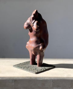 Sculpture biomorphe en bois et en fer d'une femme, signée, milieu du 20e siècle