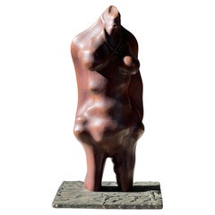 Escultura biomórfica de madera y hierro de una mujer, firmada, mediados del siglo XX