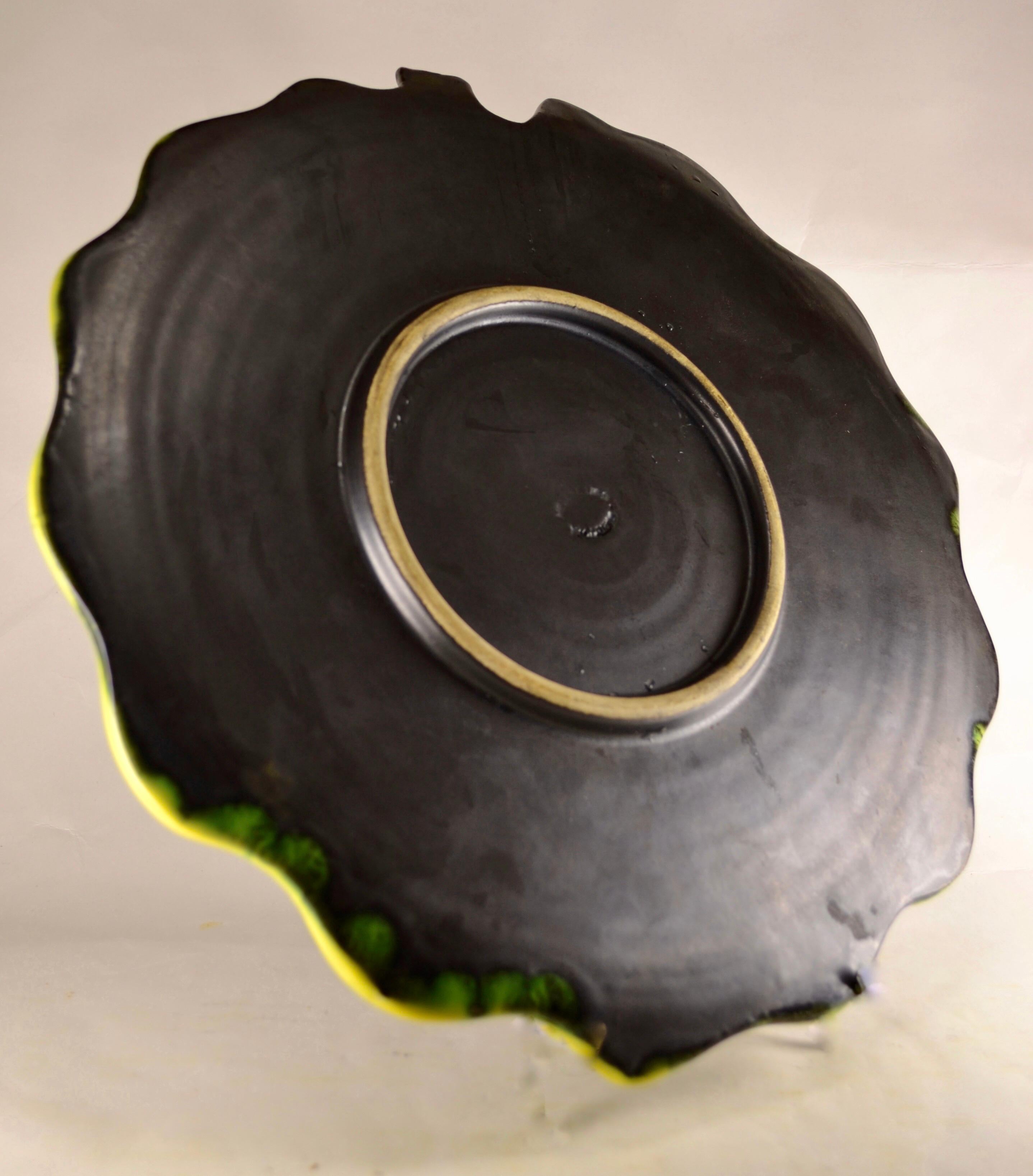 Cuenco de cerámica negra de Vallauris, de la década de 1950. Elaborada con una habilidad excepcional, esta rara pieza en forma de hoja exótica aporta un toque de elegancia y originalidad a tu interior. Con el sello 