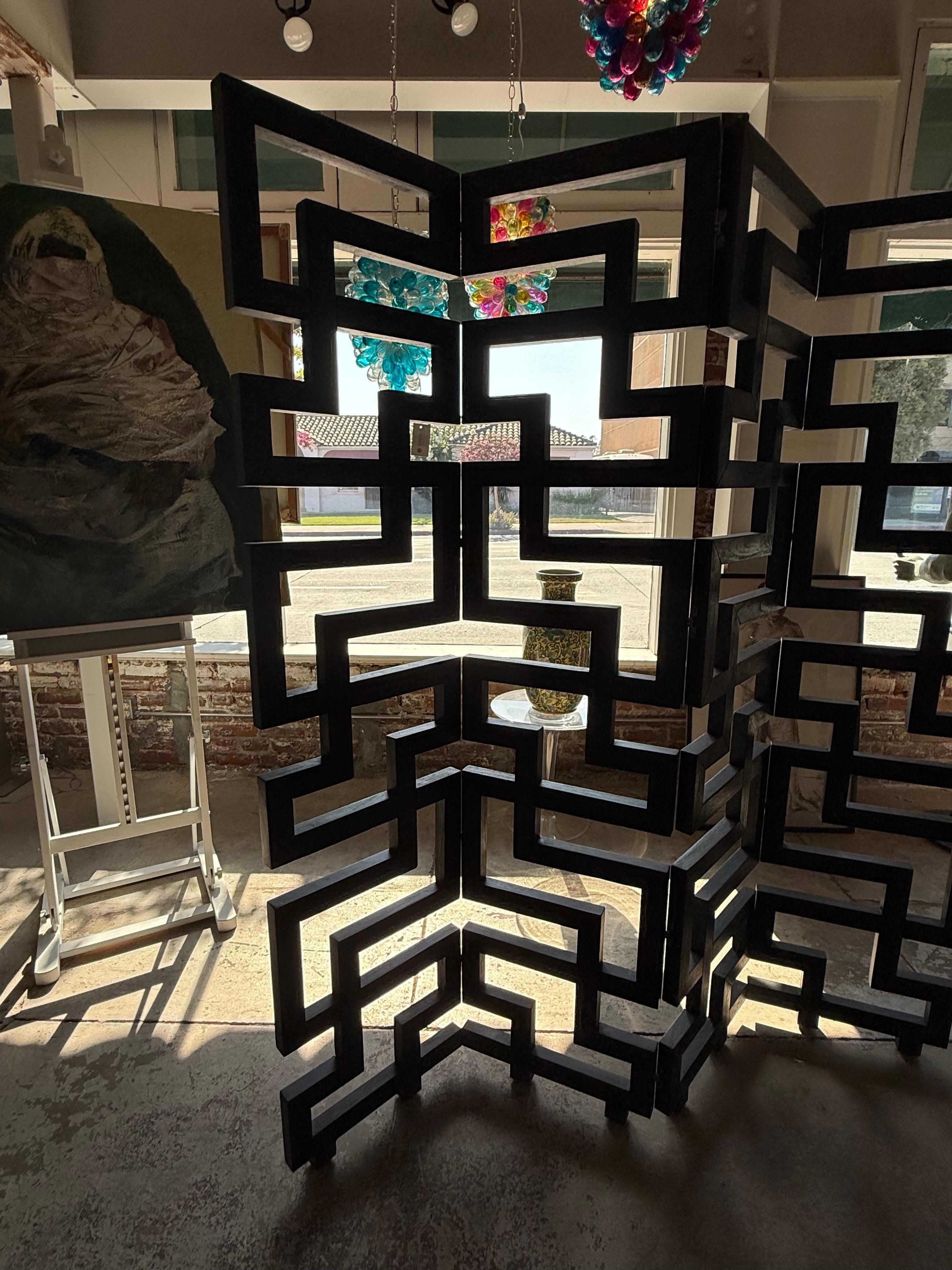 Ein moderner skulpturaler Raumteiler in der Art von Eileen Gray, der aus ineinander greifenden geometrischen Rahmen in einer rhythmischen, labyrinthischen Konfiguration besteht. Das in einem strukturierten Graphit-Ton gefertigte Stück ist sowohl