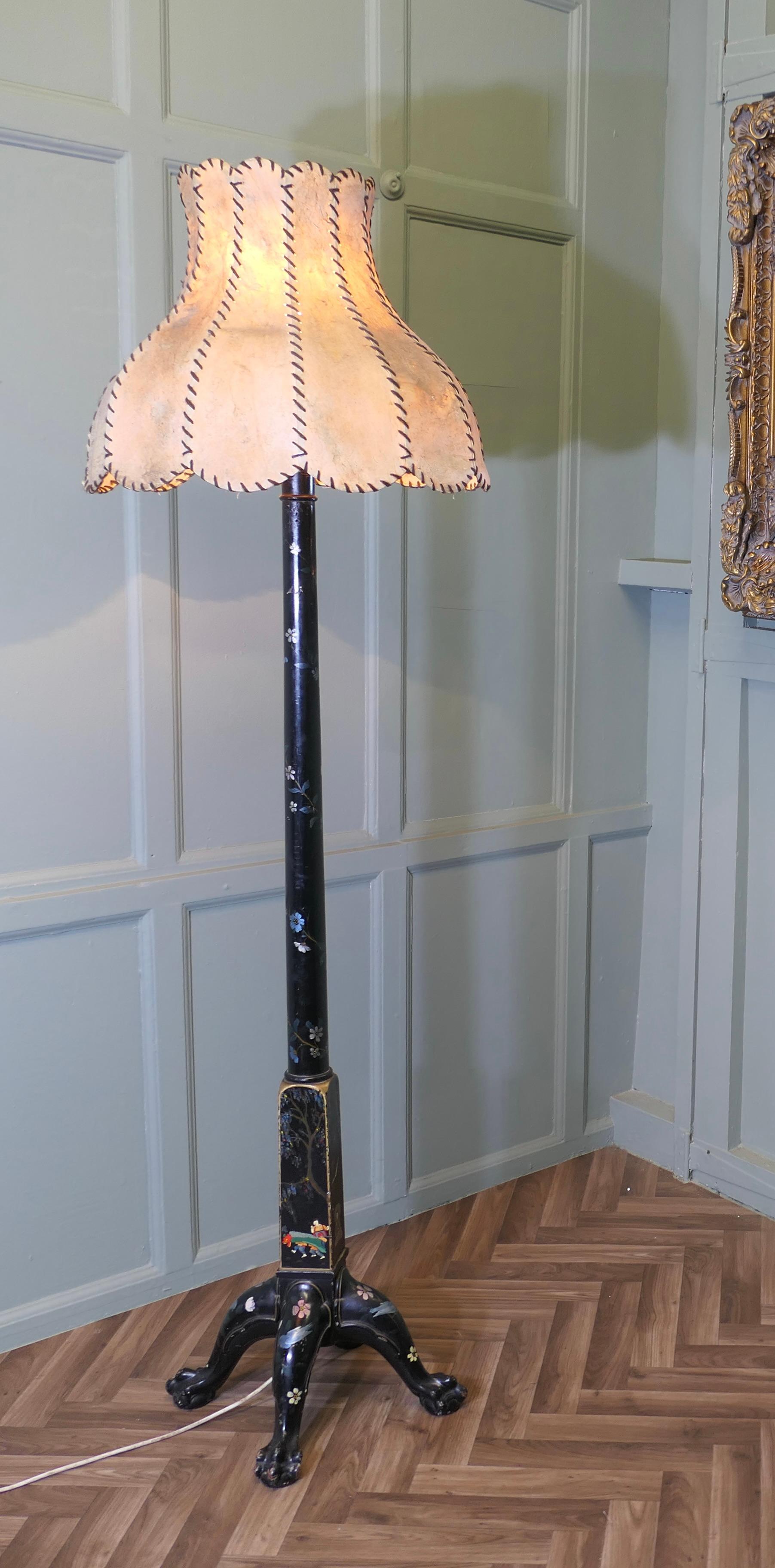 Una lampada standard decorata con lacca nera Chinoiserie

Si tratta di una lampada a cineserie di buona qualità che poggia su una robusta base a 4 piedi con decorazioni dorate e colorate, così come il montante alto che presenta altre scene con