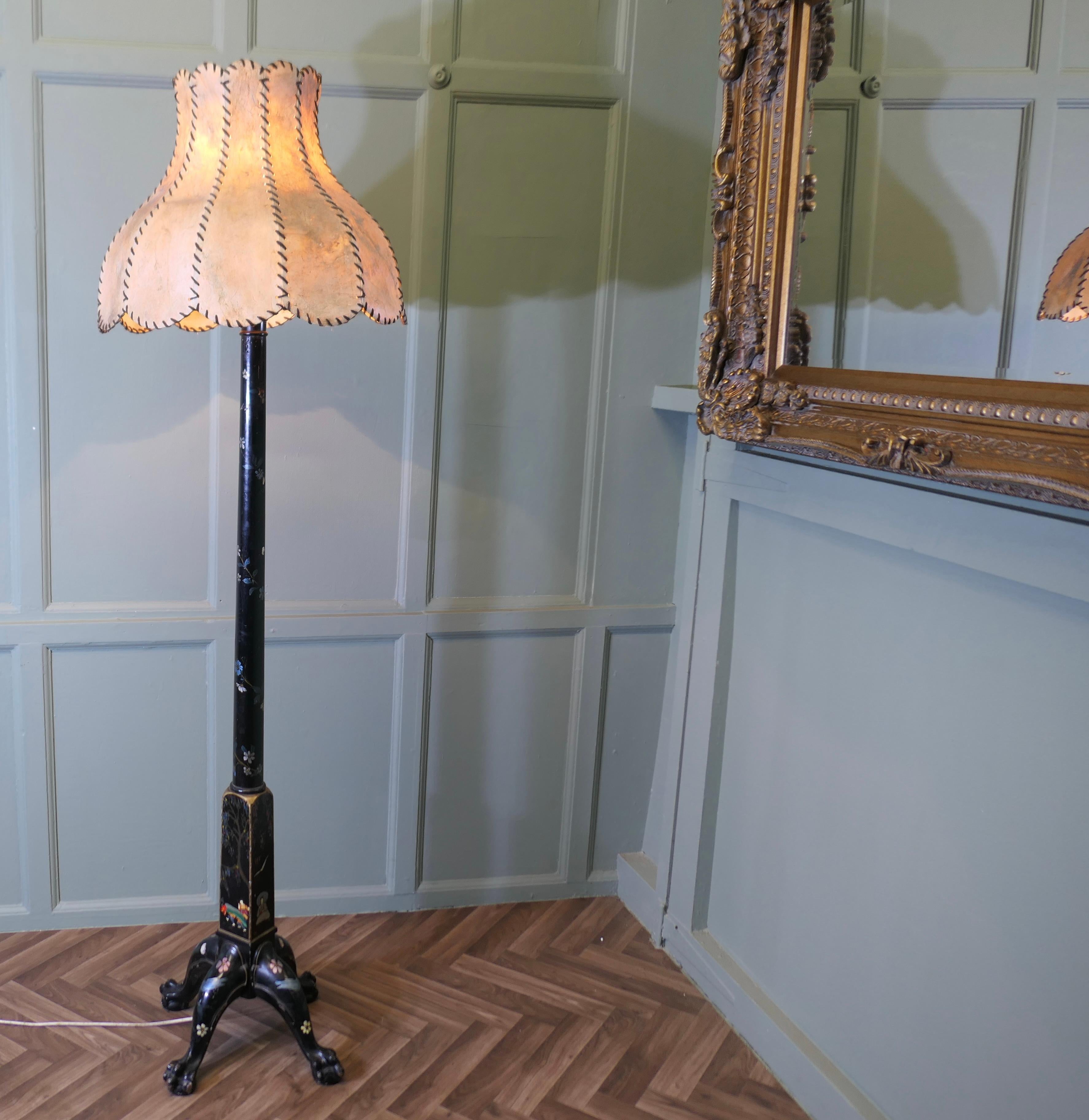 Cineserie Una lampada standard decorata con lacca nera Chinoiserie in vendita