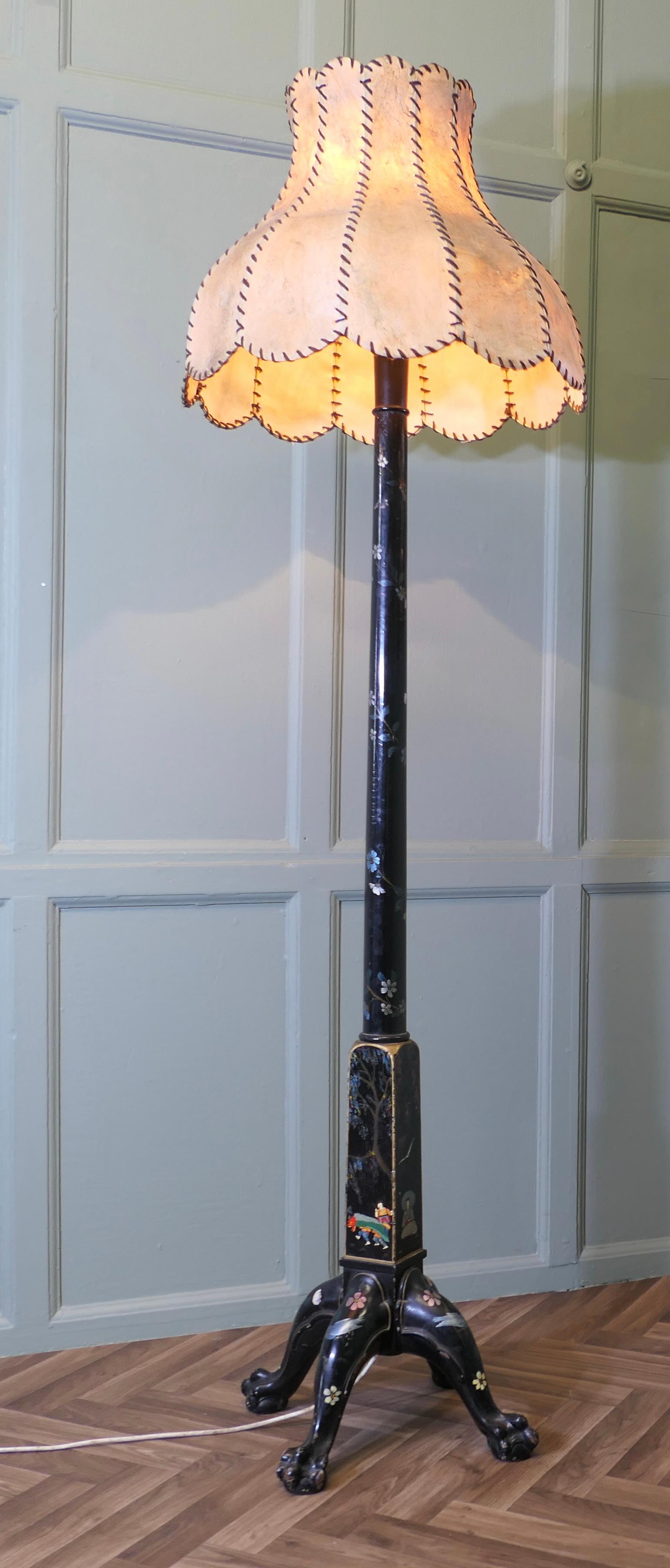 Metà XX secolo Una lampada standard decorata con lacca nera Chinoiserie in vendita