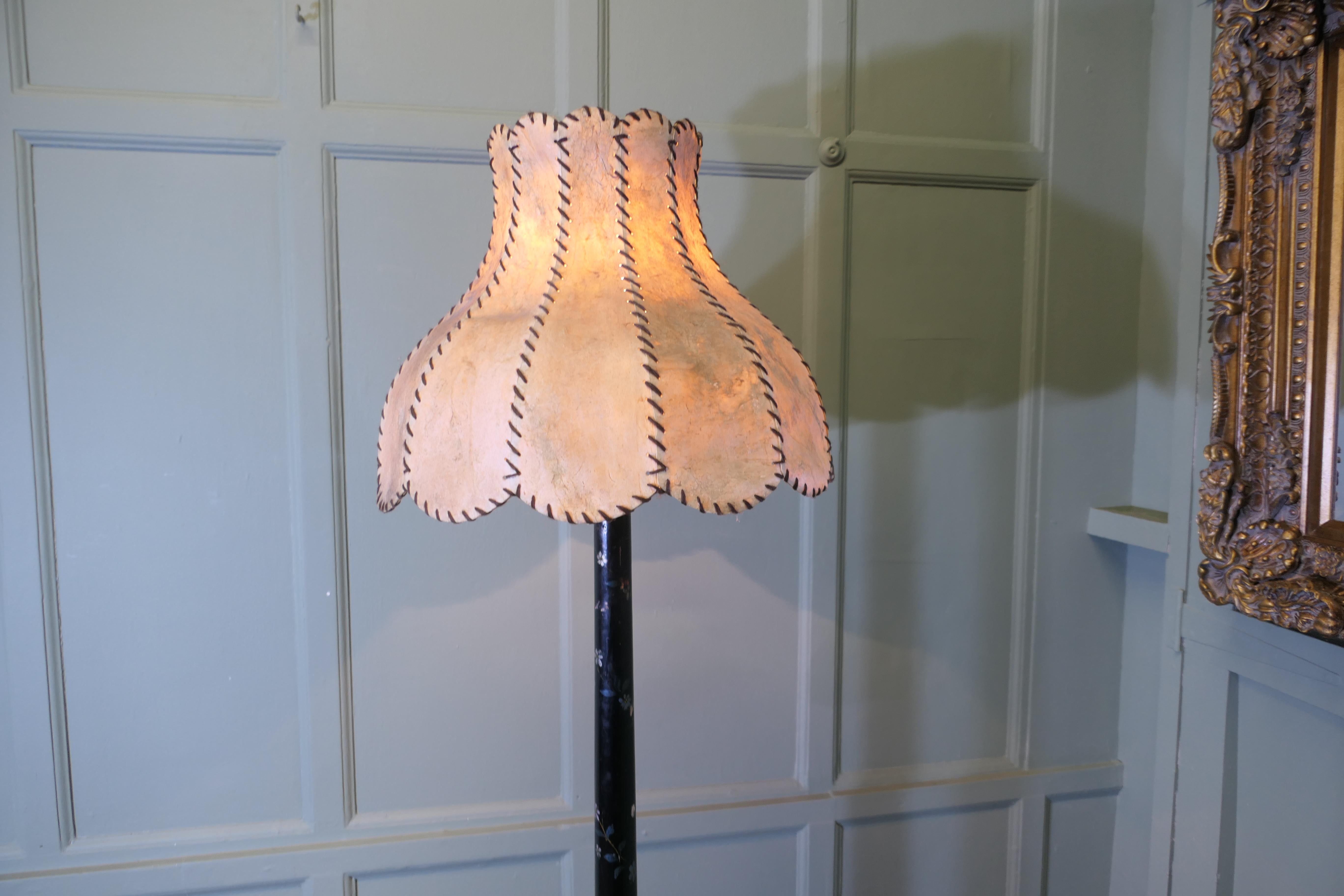 Lacca Una lampada standard decorata con lacca nera Chinoiserie in vendita