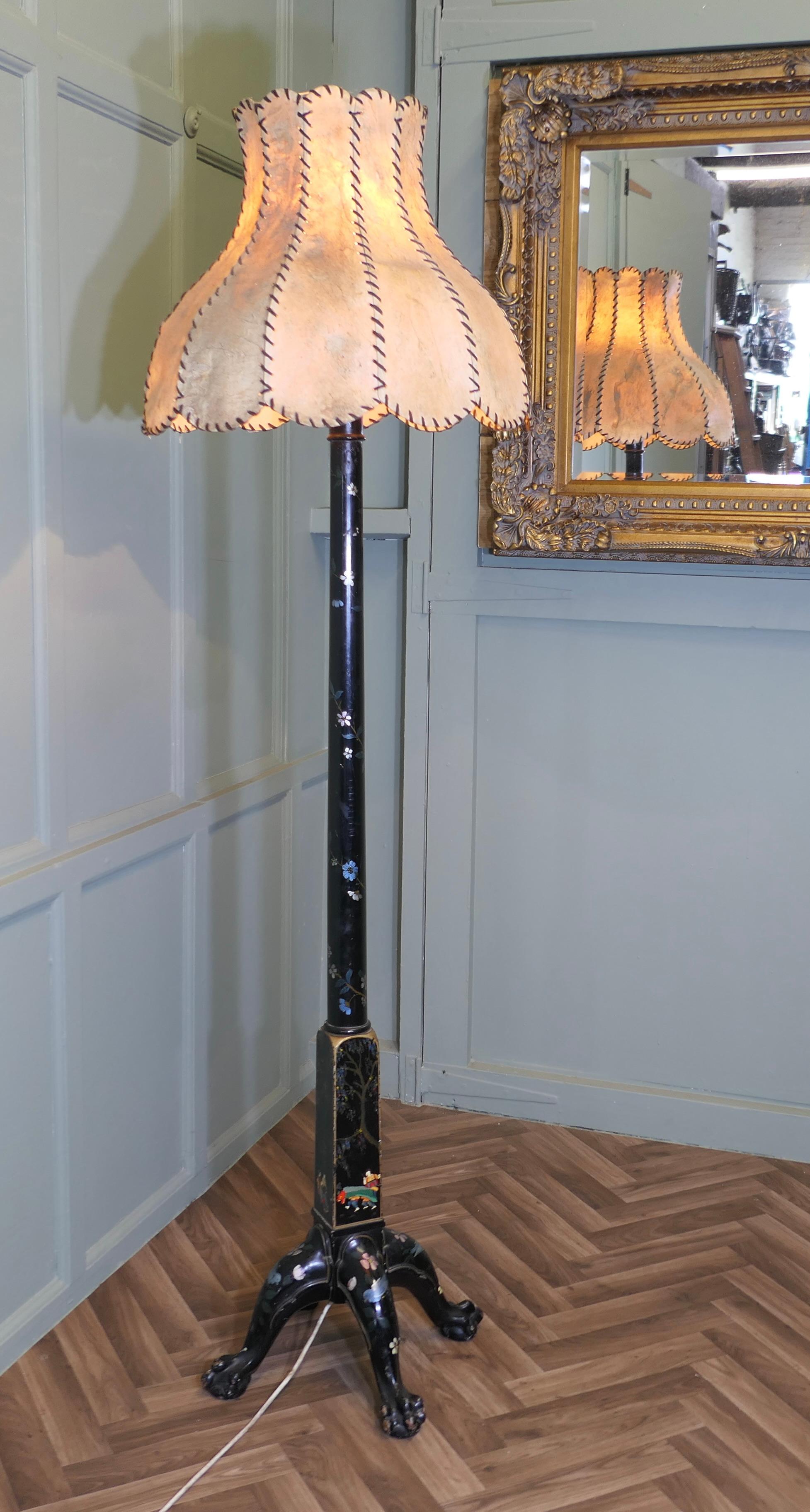 Una lampada standard decorata con lacca nera Chinoiserie in vendita 1
