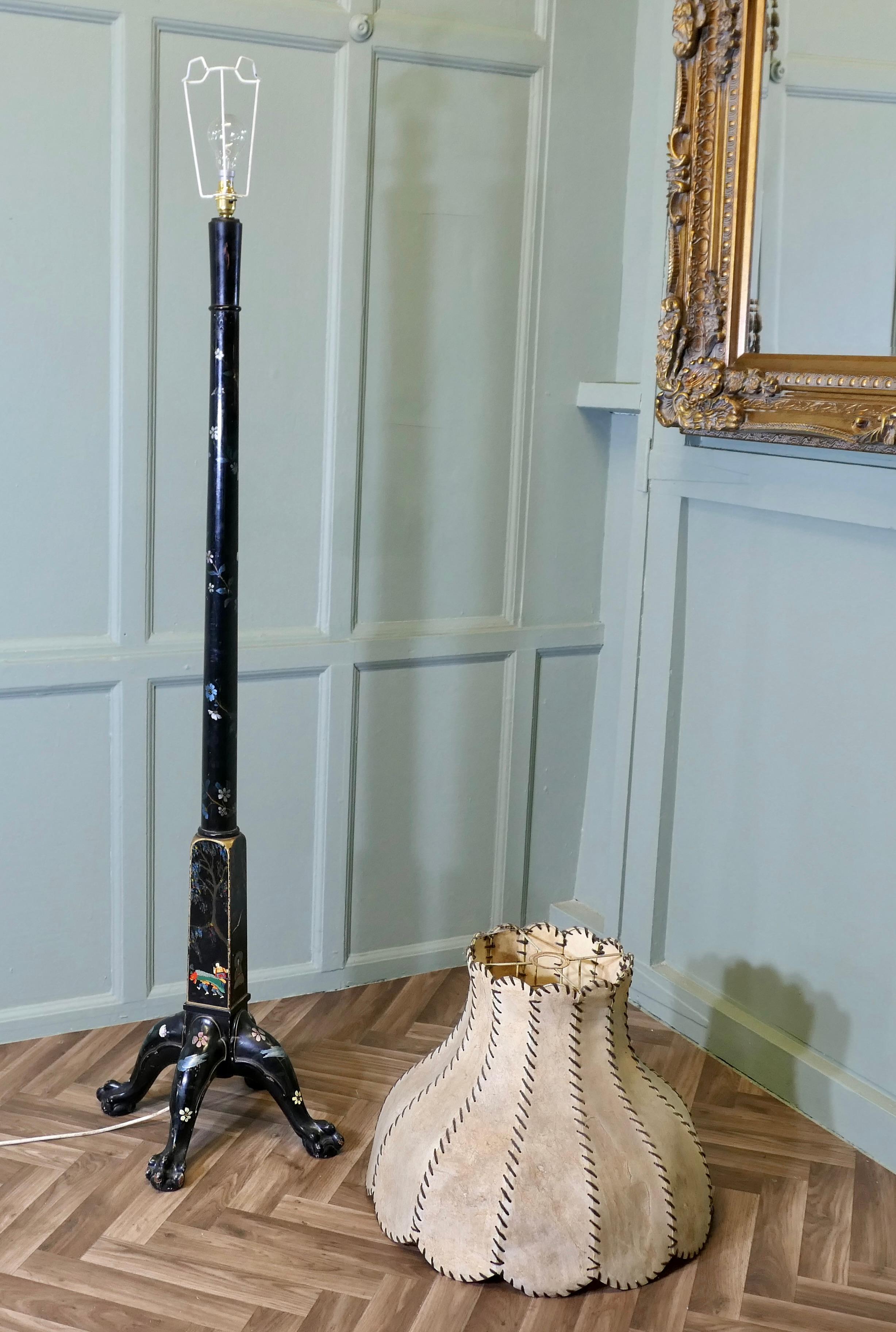Una lampada standard decorata con lacca nera Chinoiserie in vendita 3