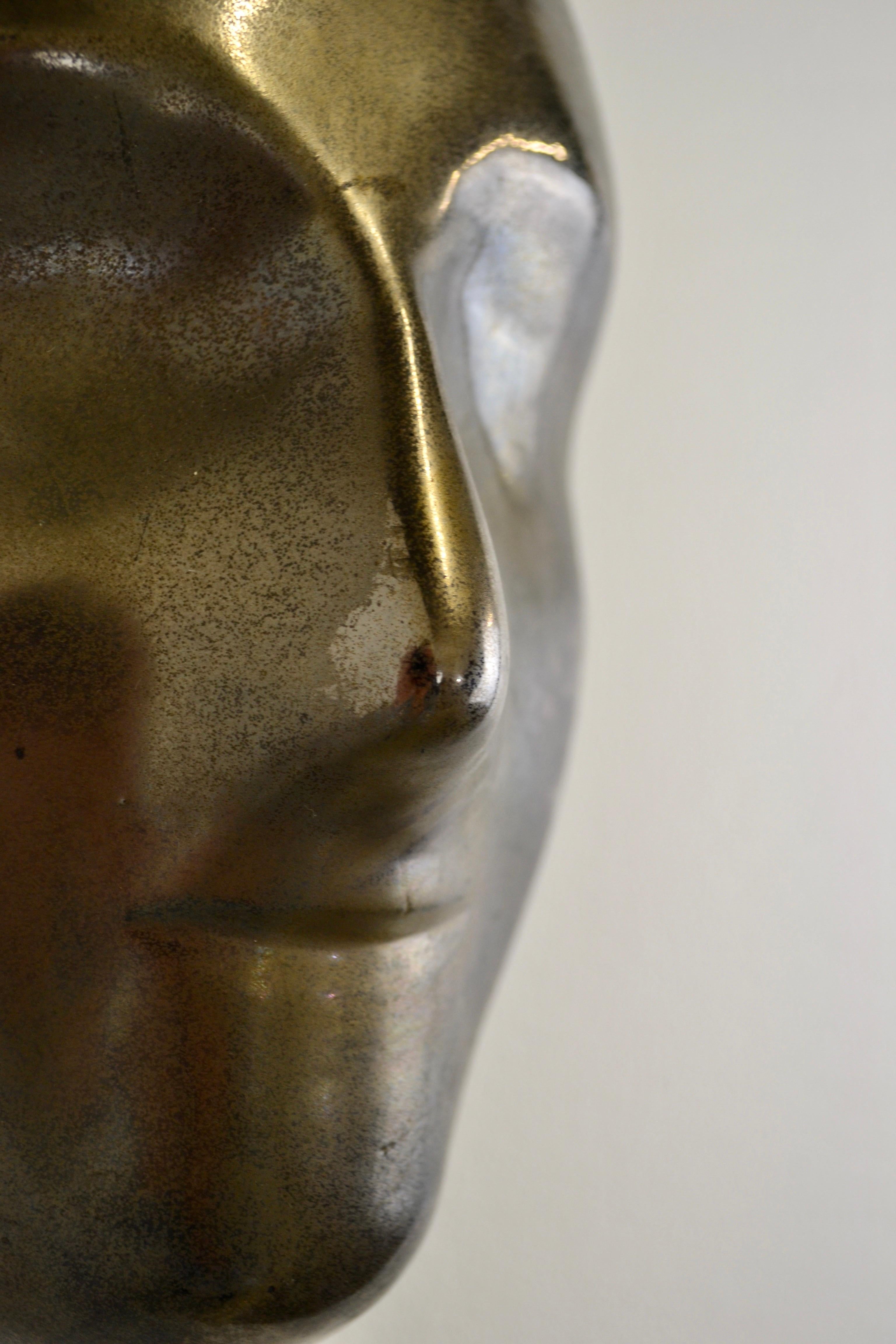 A black enamelled ceramic mask with bronze-gold highlights France 1950s In Good Condition For Sale In SOTTEVILLE-LÈS-ROUEN, FR