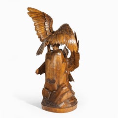 Sculpture de la Forêt Noire représentant deux aigles royaux en querelle