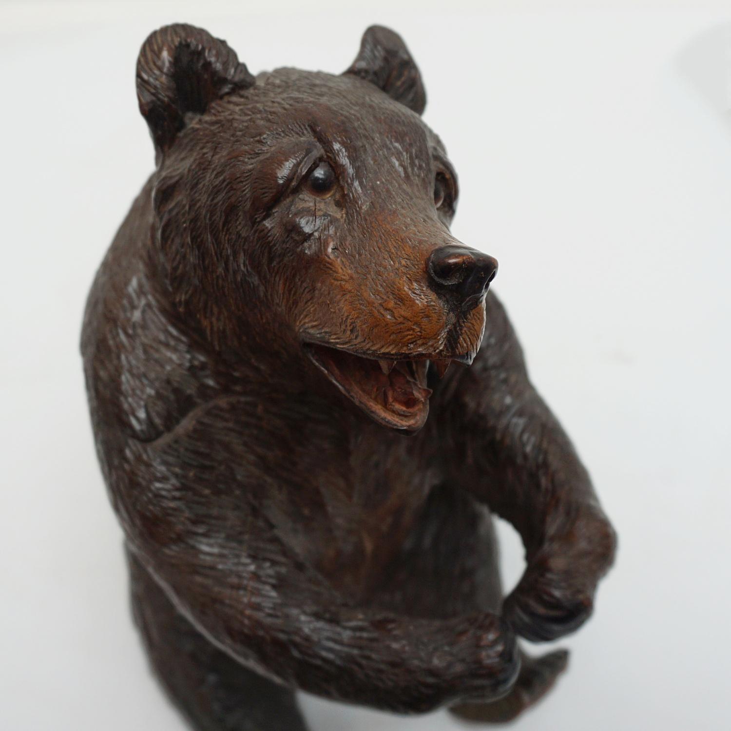 Boîte à tabac ours en bois de tilleul sculpté de la Forêt-Noire, vers 1900 en vente 6