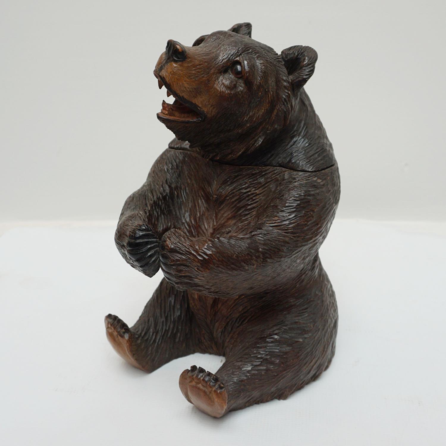 Suisse Boîte à tabac ours en bois de tilleul sculpté de la Forêt-Noire, vers 1900 en vente