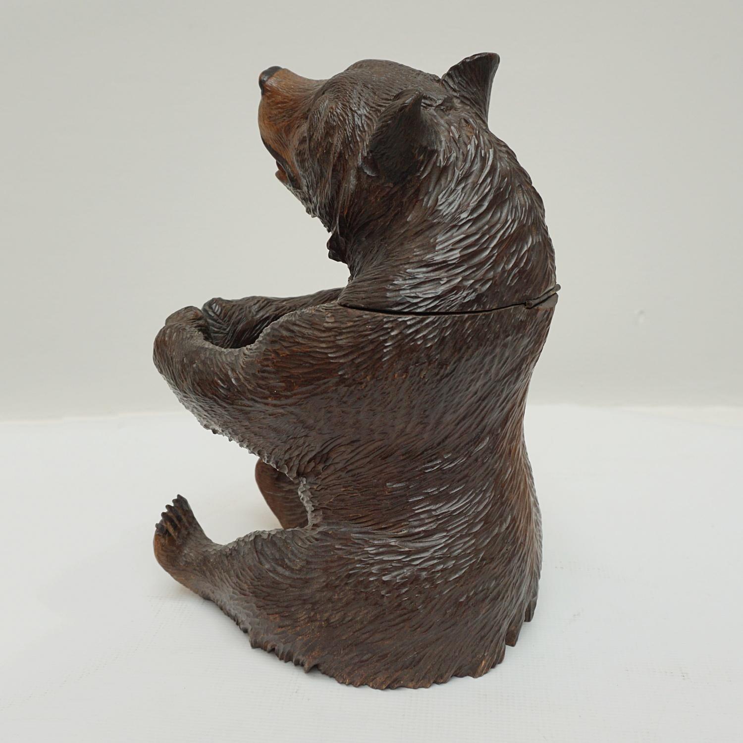 Boîte à tabac ours en bois de tilleul sculpté de la Forêt-Noire, vers 1900 en vente 1