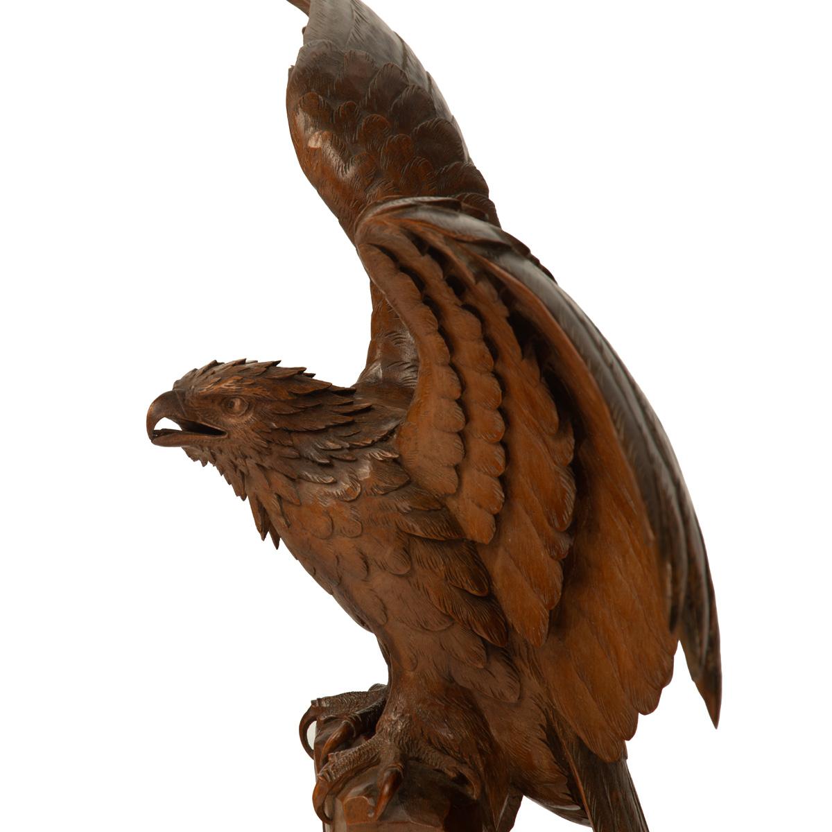 20ième siècle Aigle en bois de tilleul de Black Forest en vente