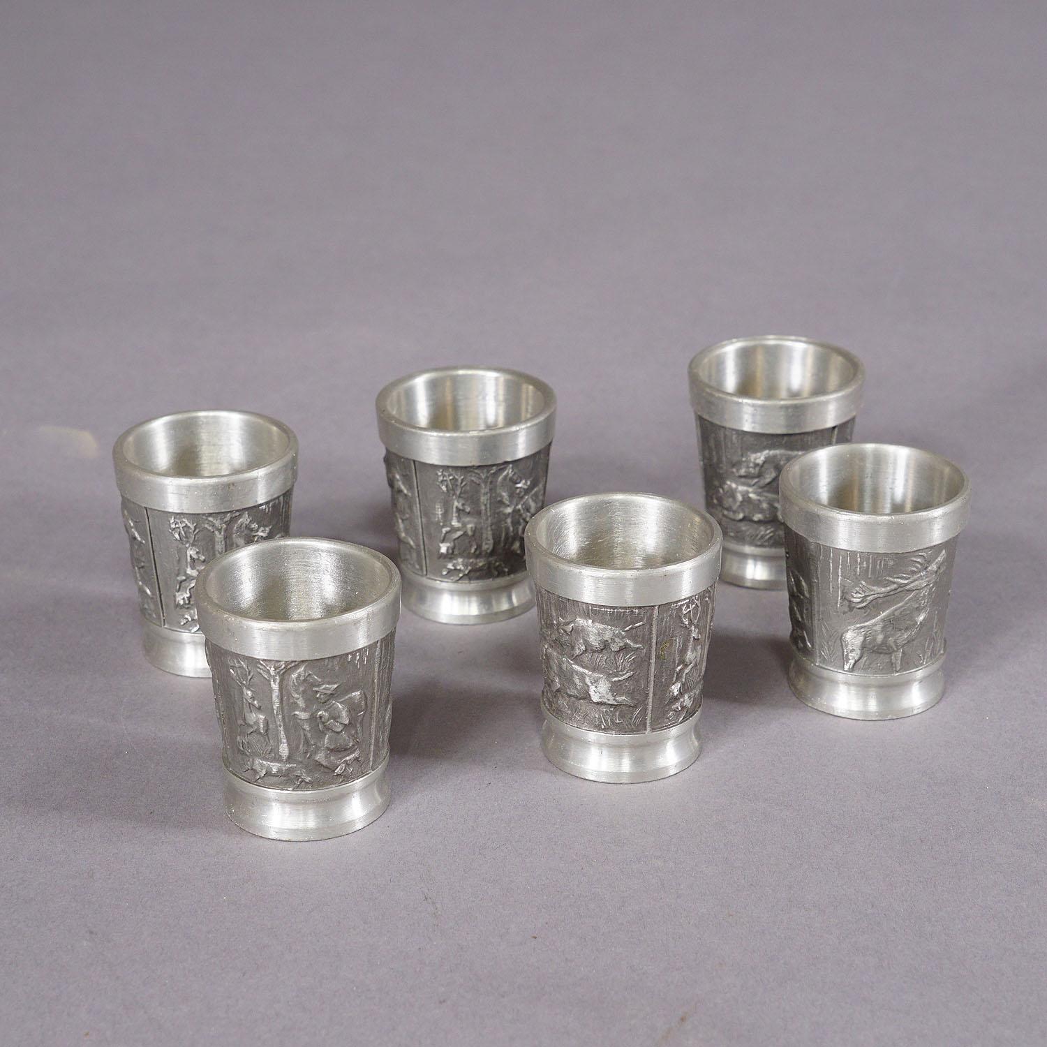 Juego de bebida rústico Black Forest con seis vasos de chupito de peltre siglo XX en venta
