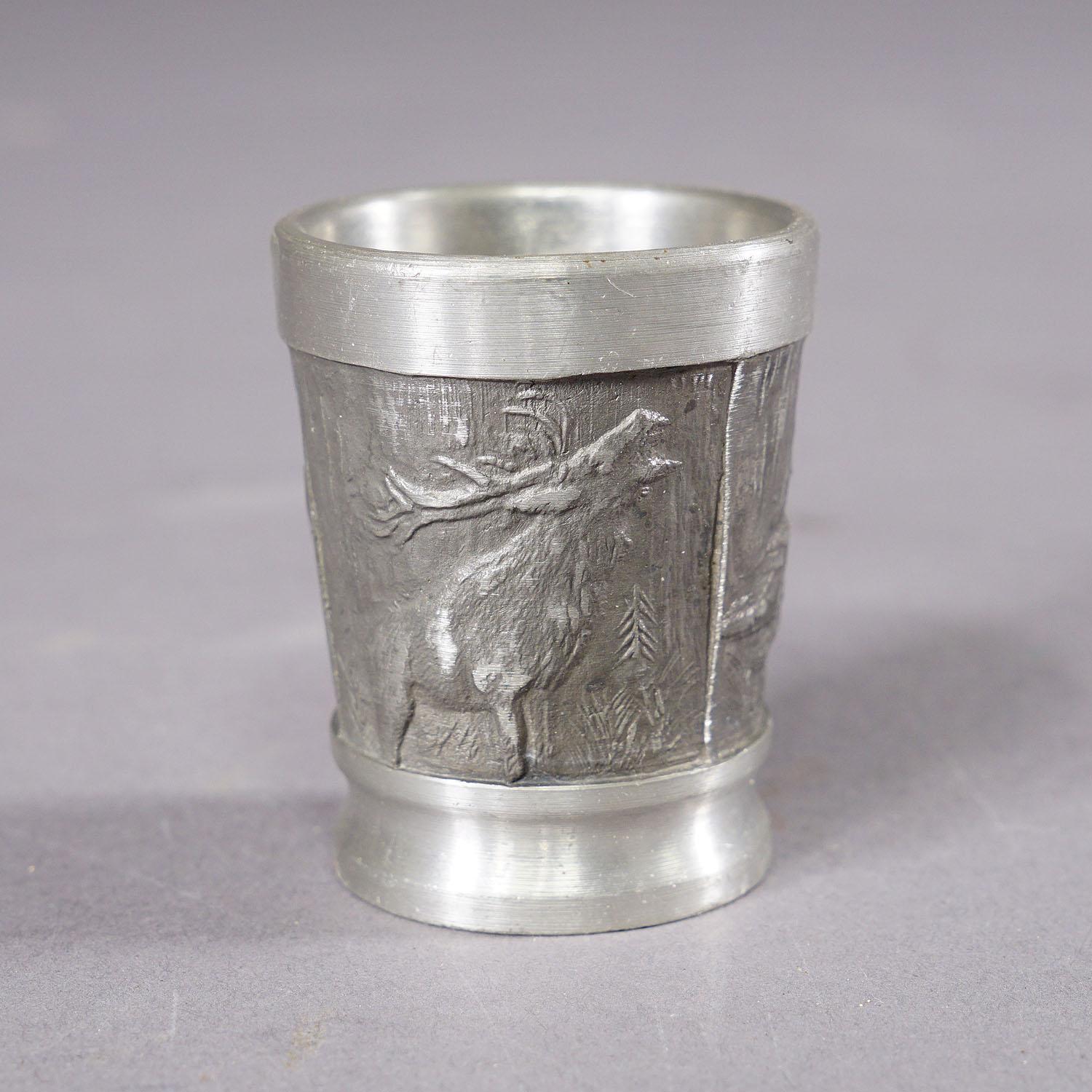Juego de bebida rústico Black Forest con seis vasos de chupito de peltre en venta 2