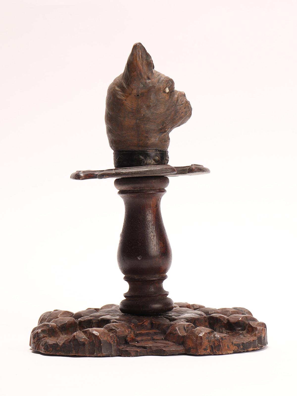 A black forrest  pipe holder with a dog, Germany 1900.  In Good Condition For Sale In Milan, IT