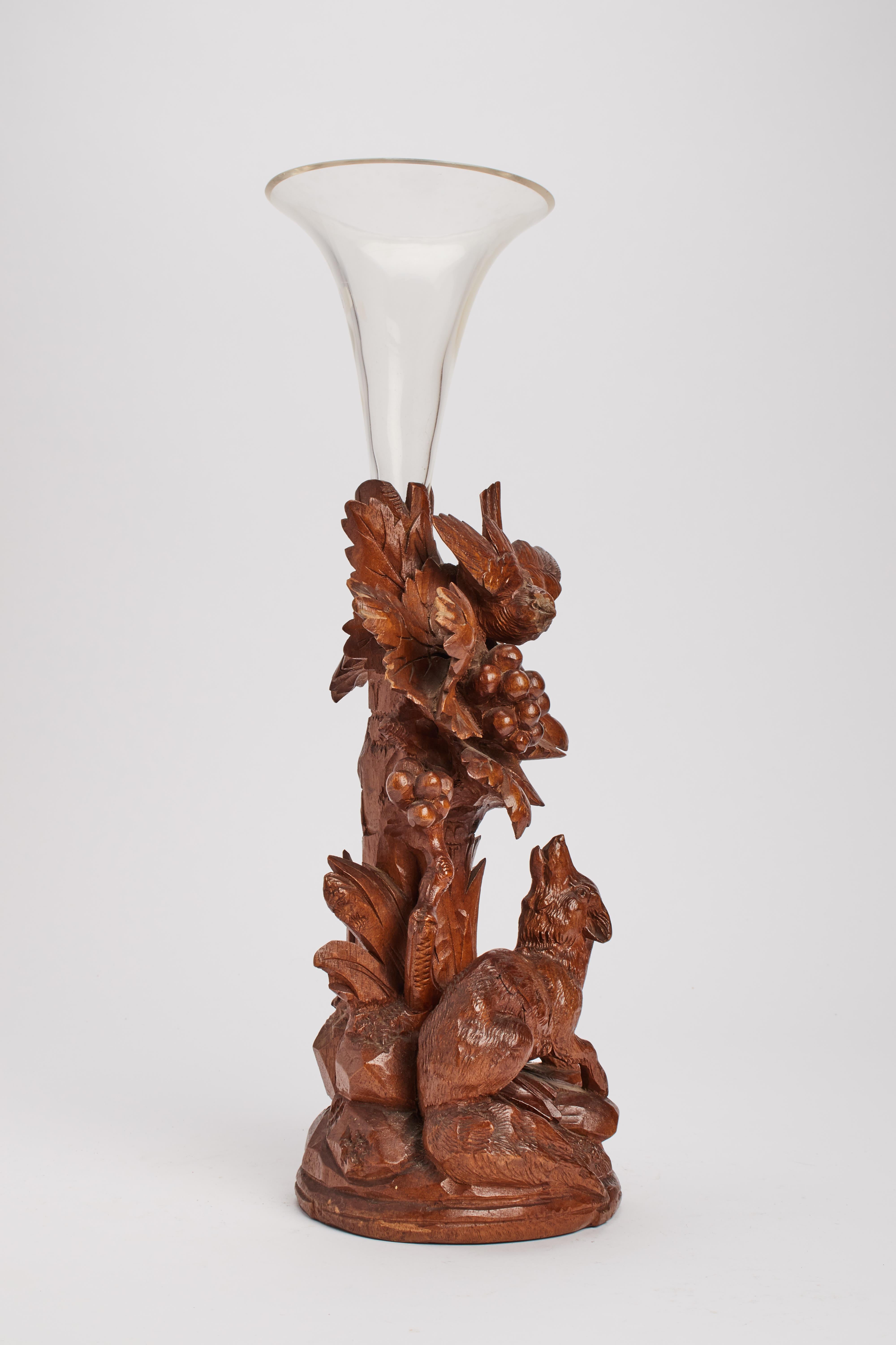 A black forrest wooden sculpture with fox and bird, with a vase, Germany 1880 In Good Condition For Sale In Milan, IT