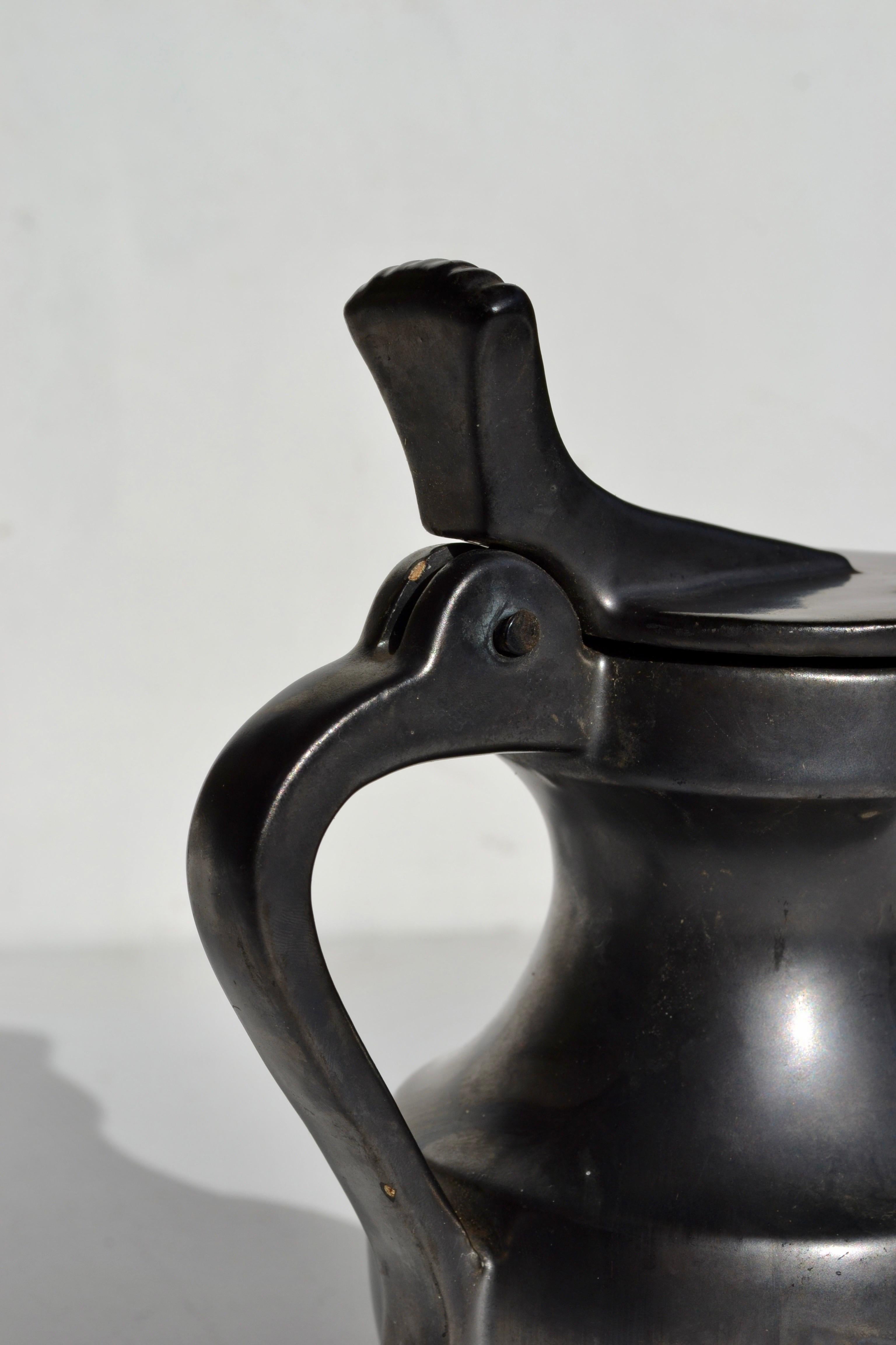 Brocca in ceramica smaltata nera, Francia, metà del secolo scorso, circa 1950 In condizioni buone in vendita a SOTTEVILLE-LÈS-ROUEN, FR