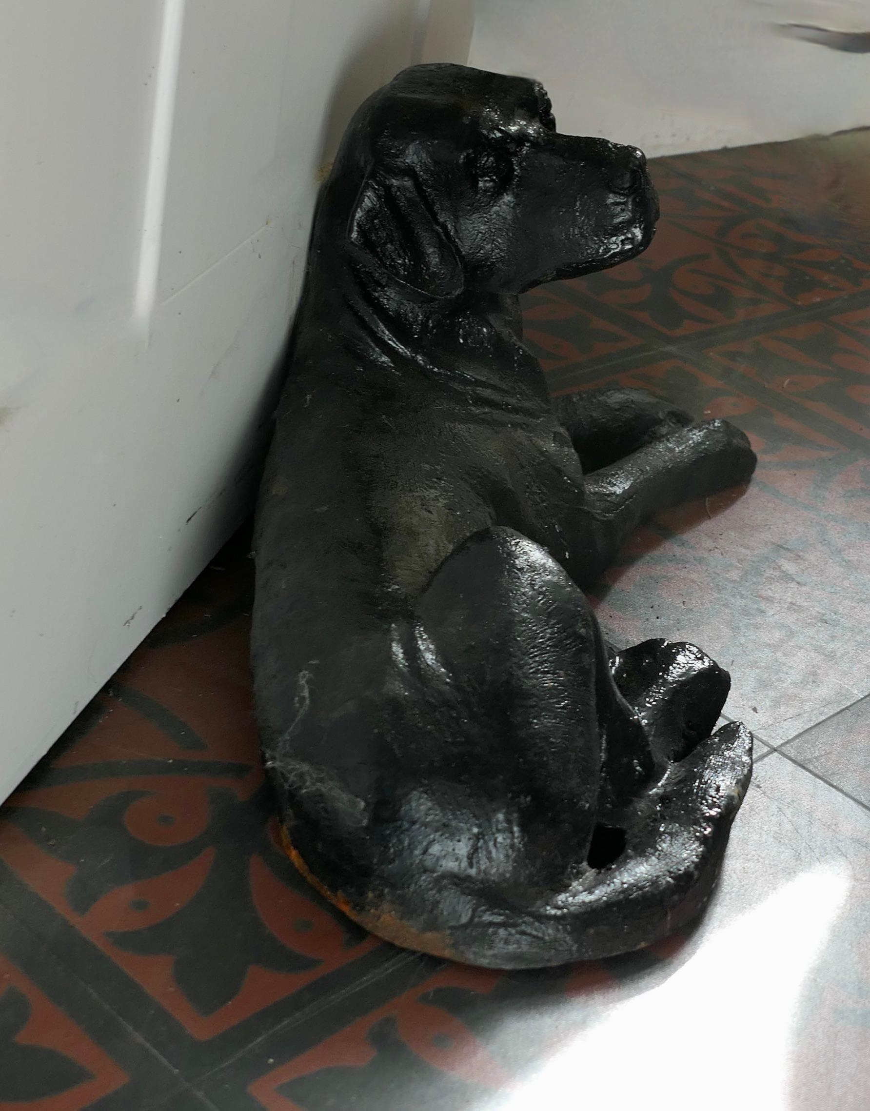 Un chiot labrador noir, arrêt de porte  Une pièce charmante pour tous les amoureux des chiens en vente 5
