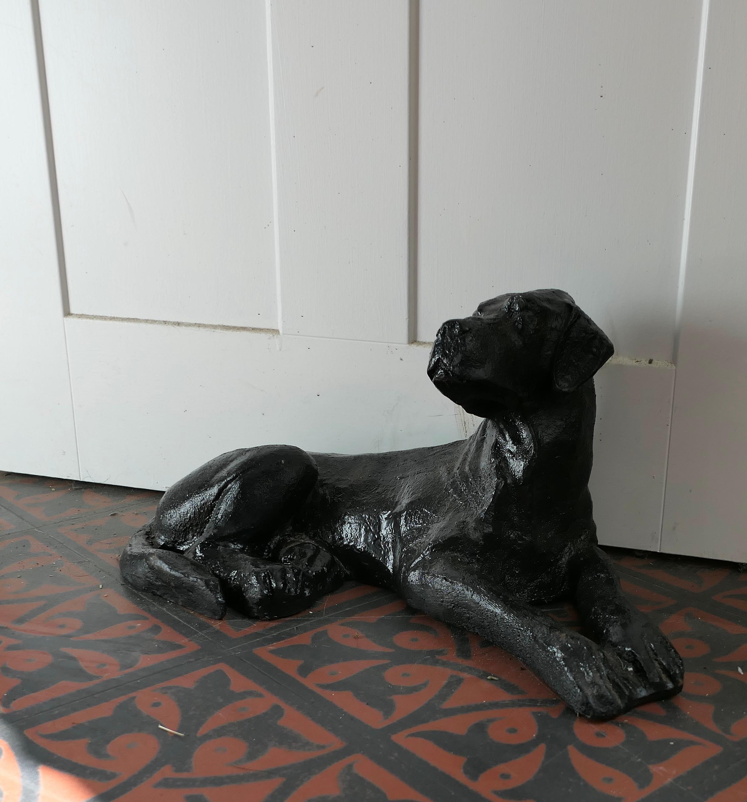 Un chiot labrador noir, arrêt de porte

Une pièce charmante pour tous les amoureux des chiens, il ou elle est fait en fonte et dans une position de repos juste pour garder la porte en place même par jour de vent, un arrêt de porte très utile, ou
