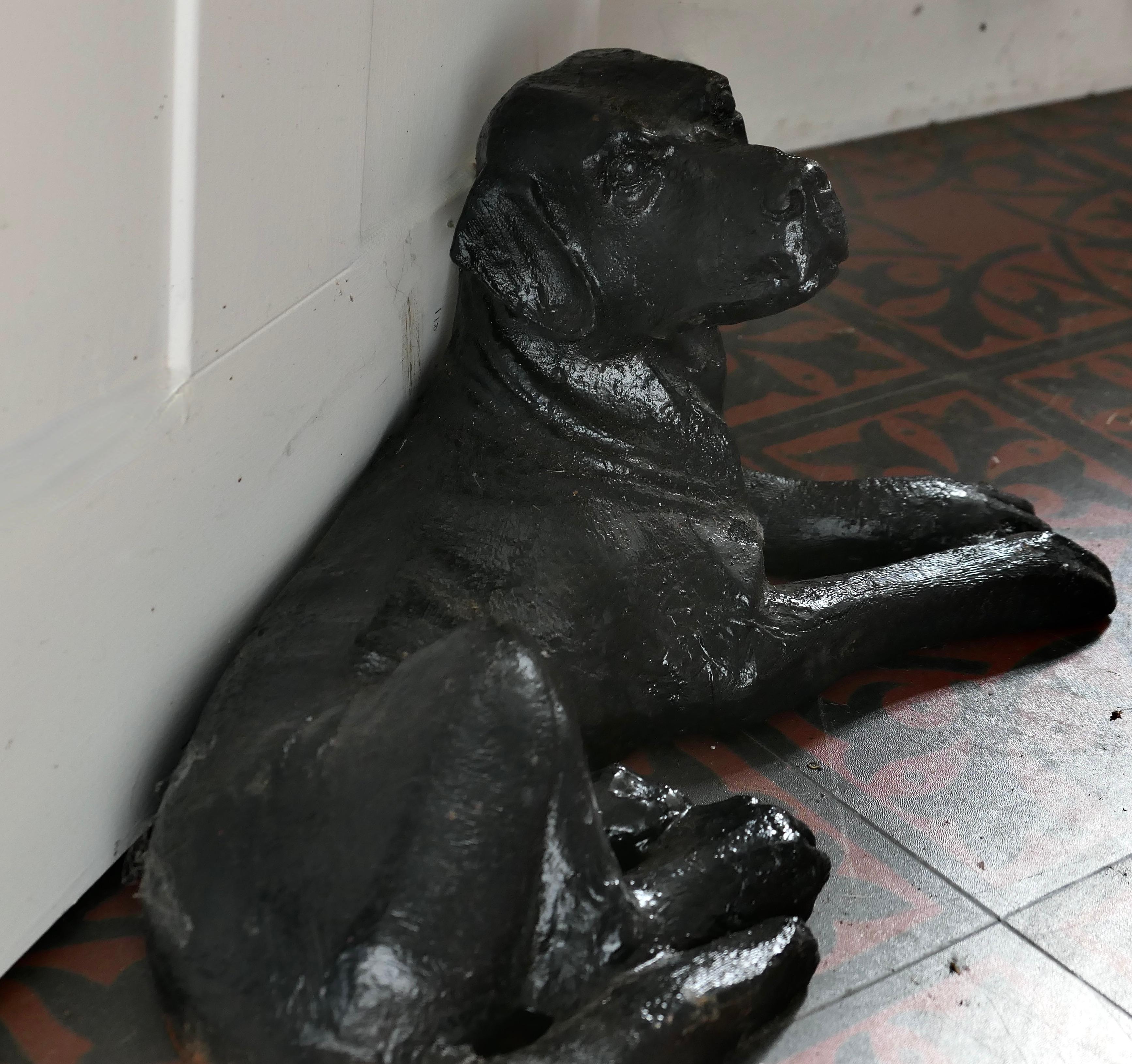 Un chiot labrador noir, arrêt de porte  Une pièce charmante pour tous les amoureux des chiens en vente 1