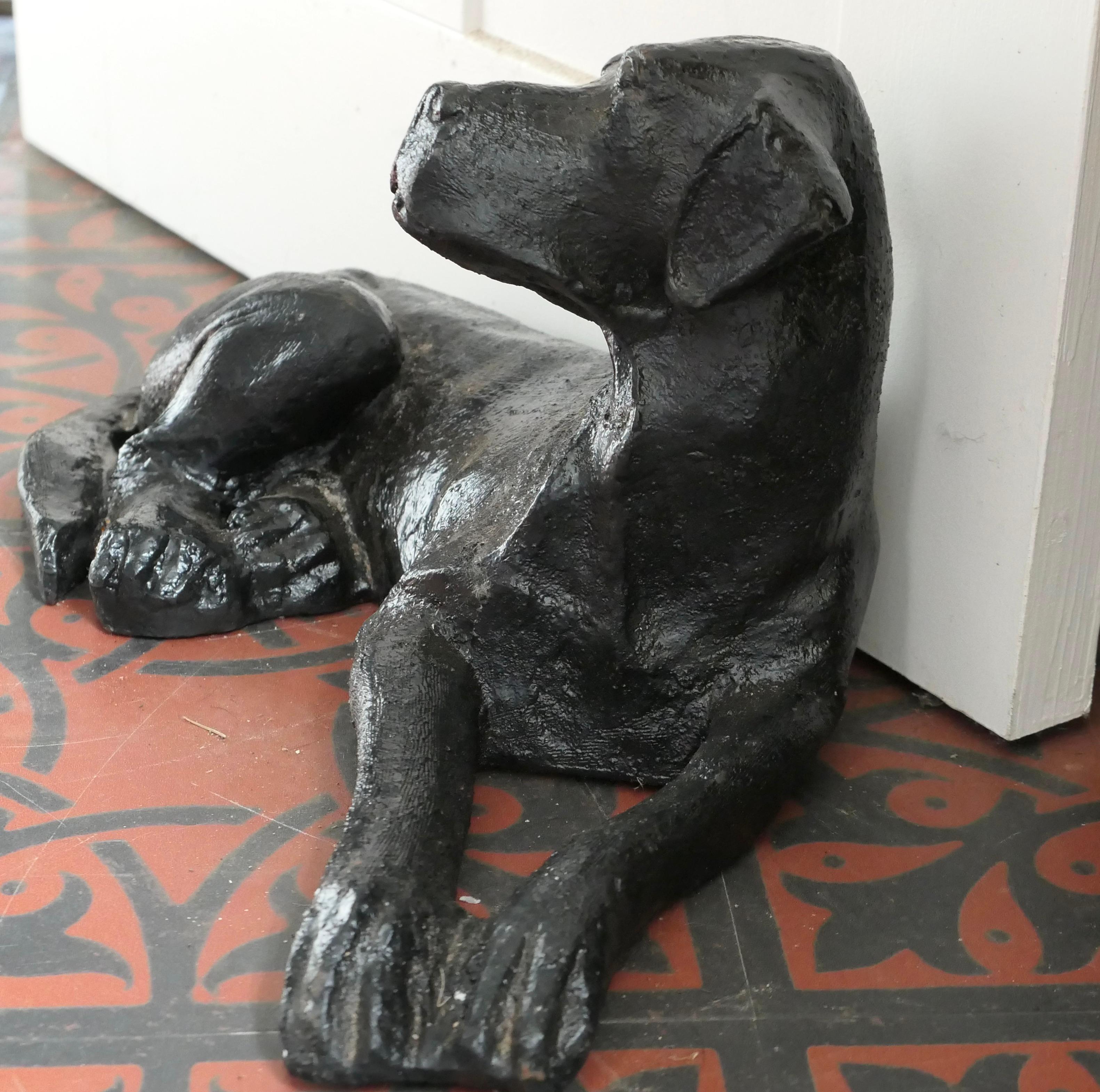 Un chiot labrador noir, arrêt de porte  Une pièce charmante pour tous les amoureux des chiens en vente 2